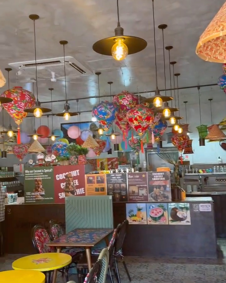 카페 내부 전경, 테이블과 조명, 장식들이 보이는 모습