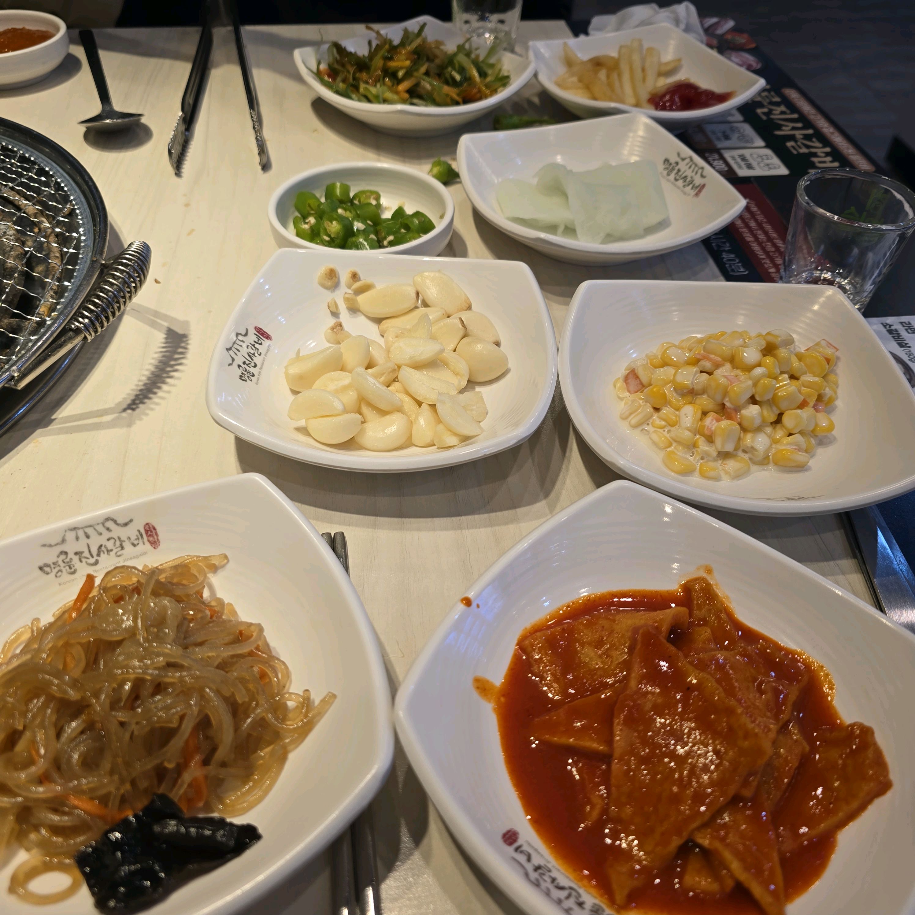 다양한 곁들임 반찬으로 채워진 테이블