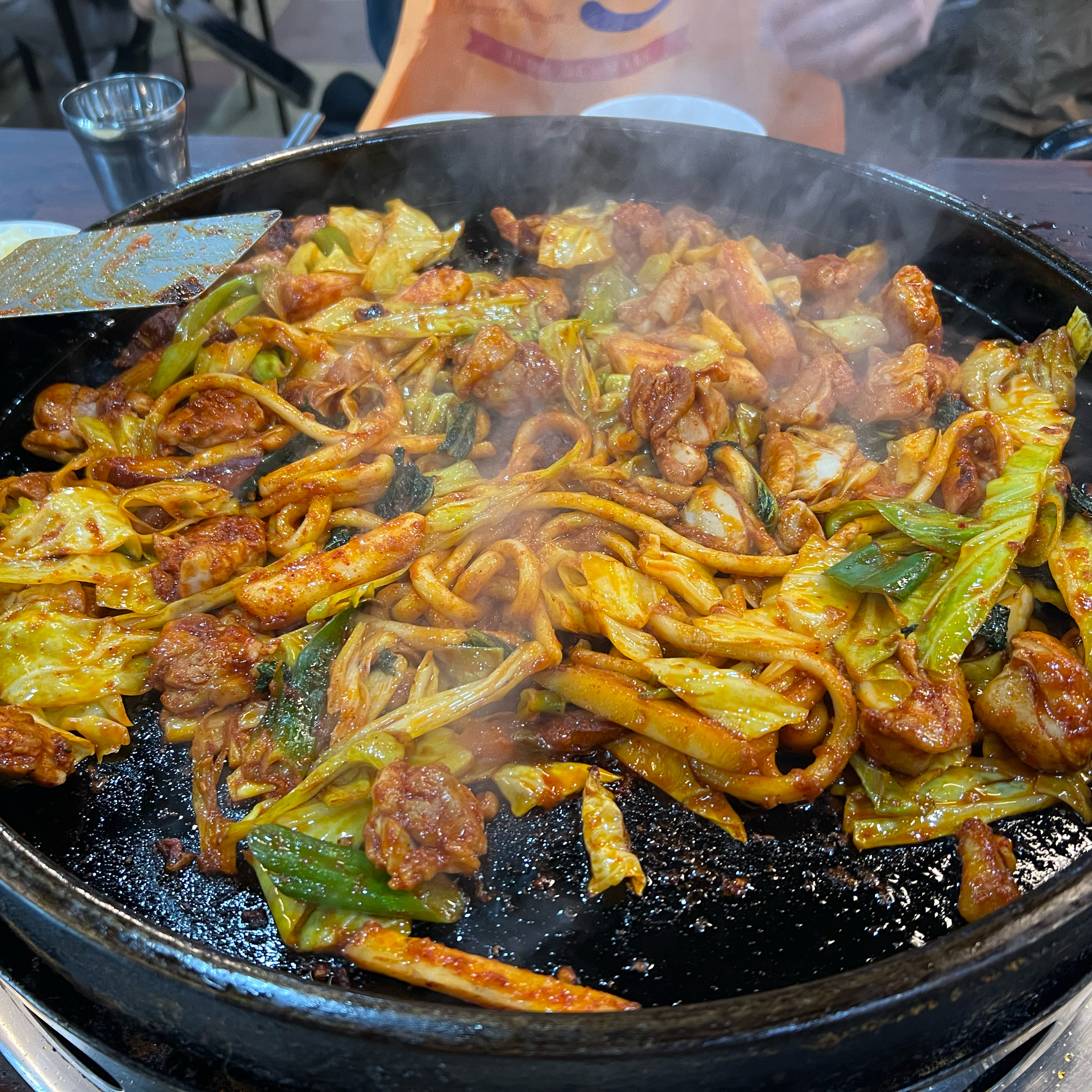 잘 익은 닭갈비와 야채