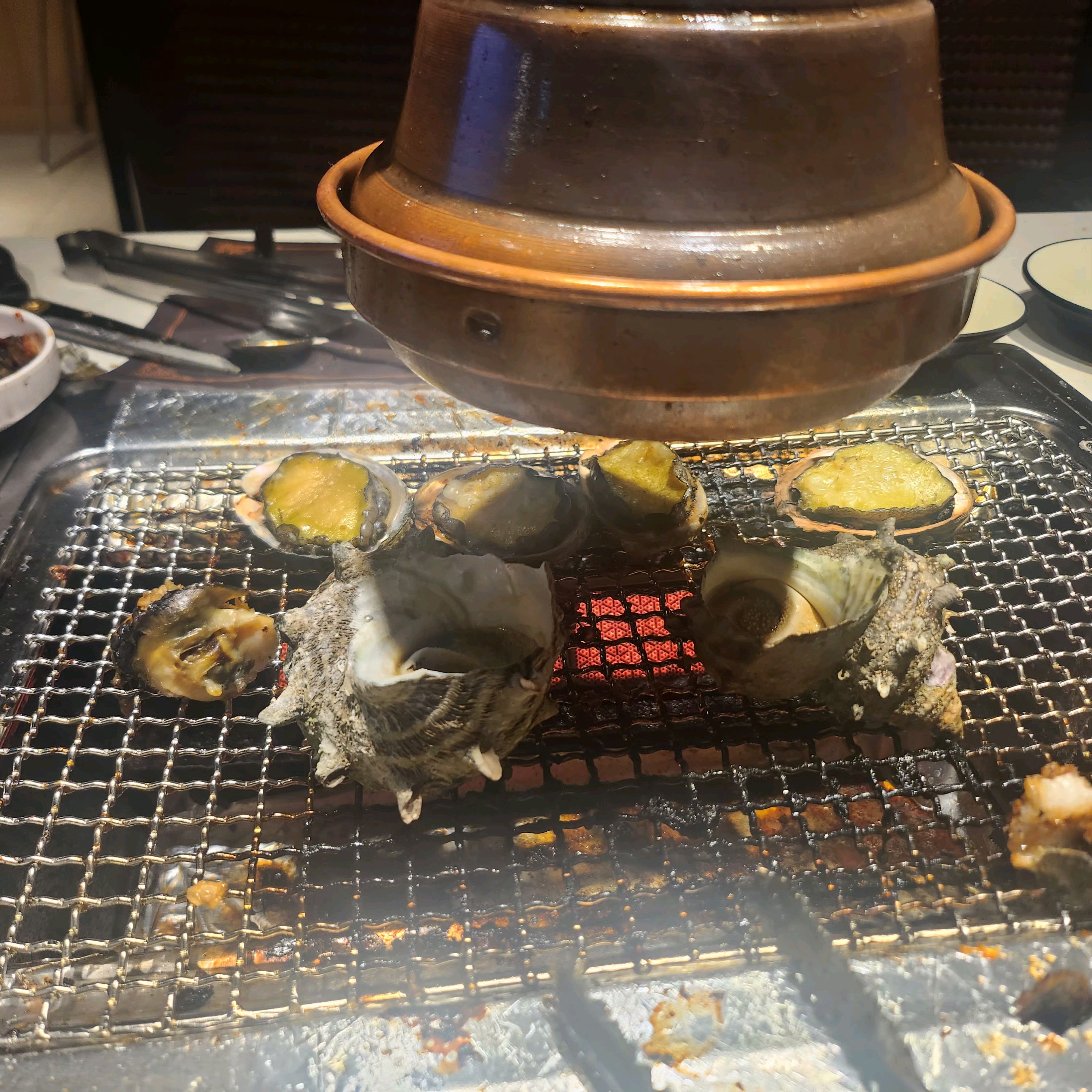 맛있게 구워진 장어 조각들