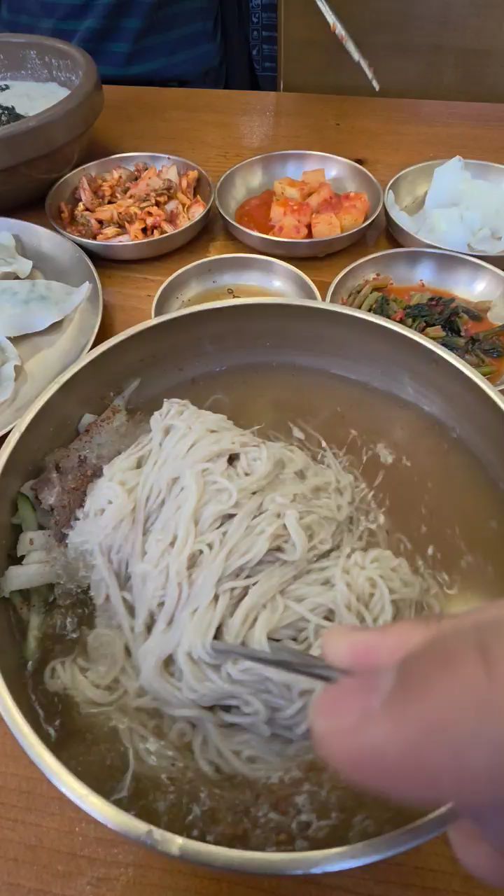 푸짐하게 차려진 한상차림