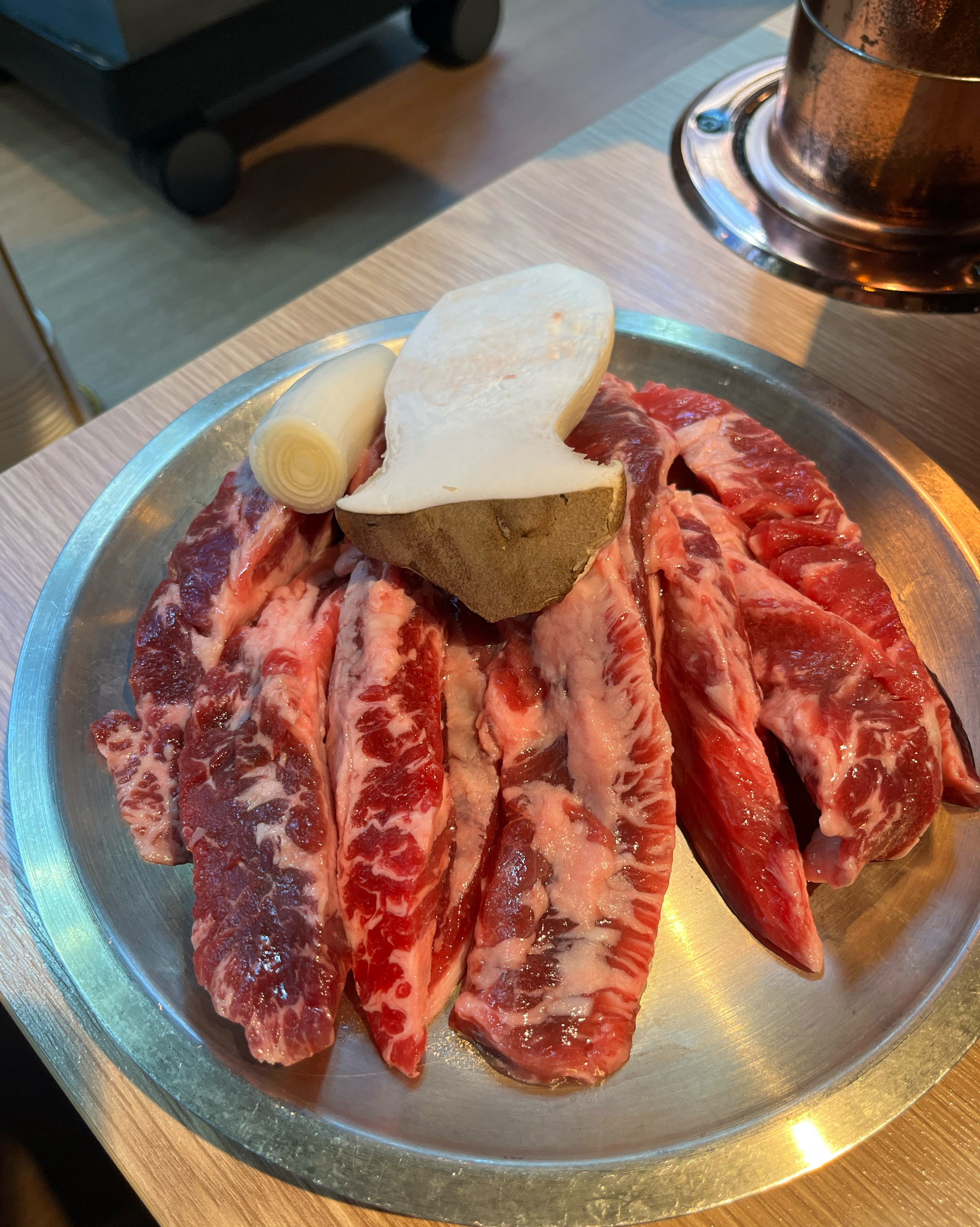 고기 접시에 담긴 갈비살, 버섯, 파