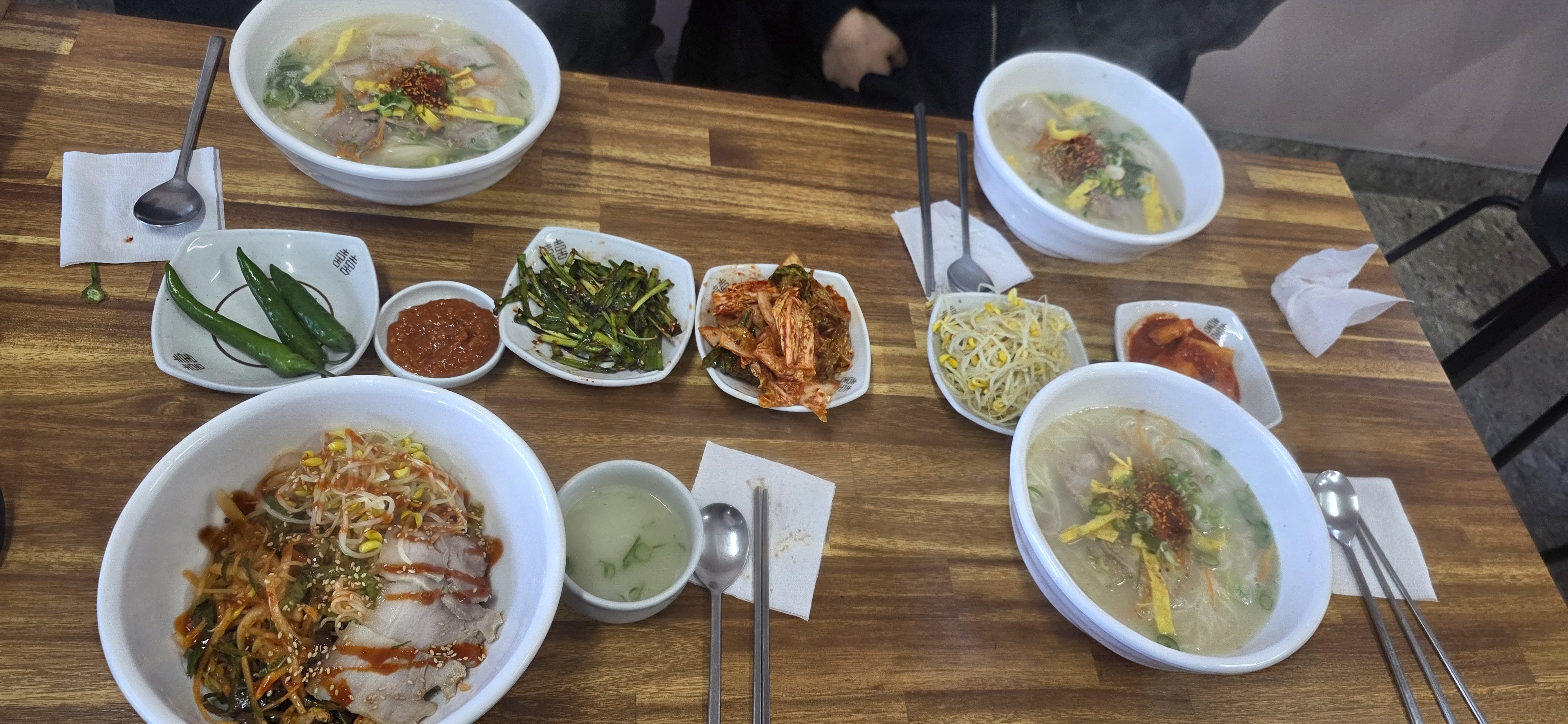 테이블에 차려진 음식 사진