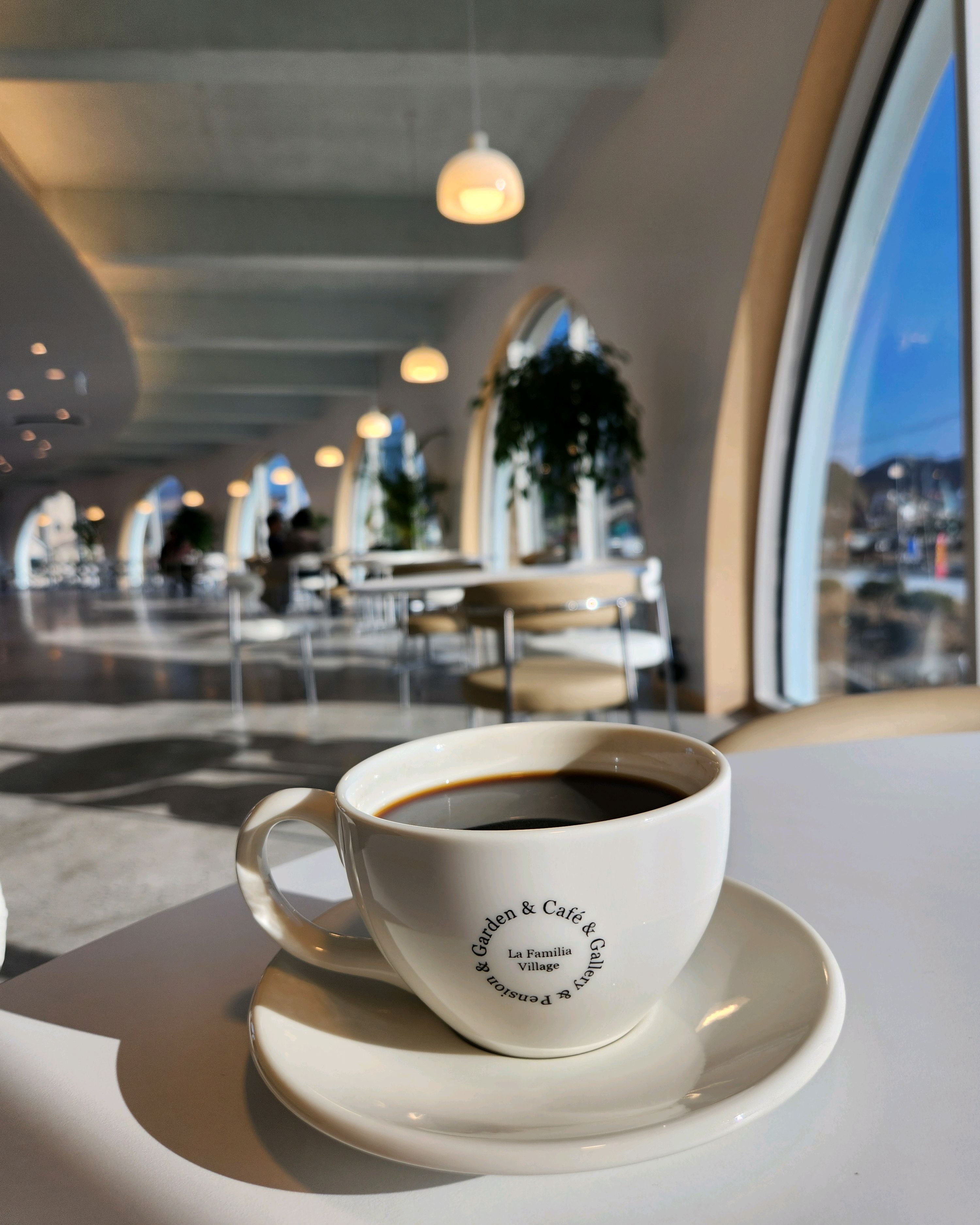 카페 내부의 조명과 창문