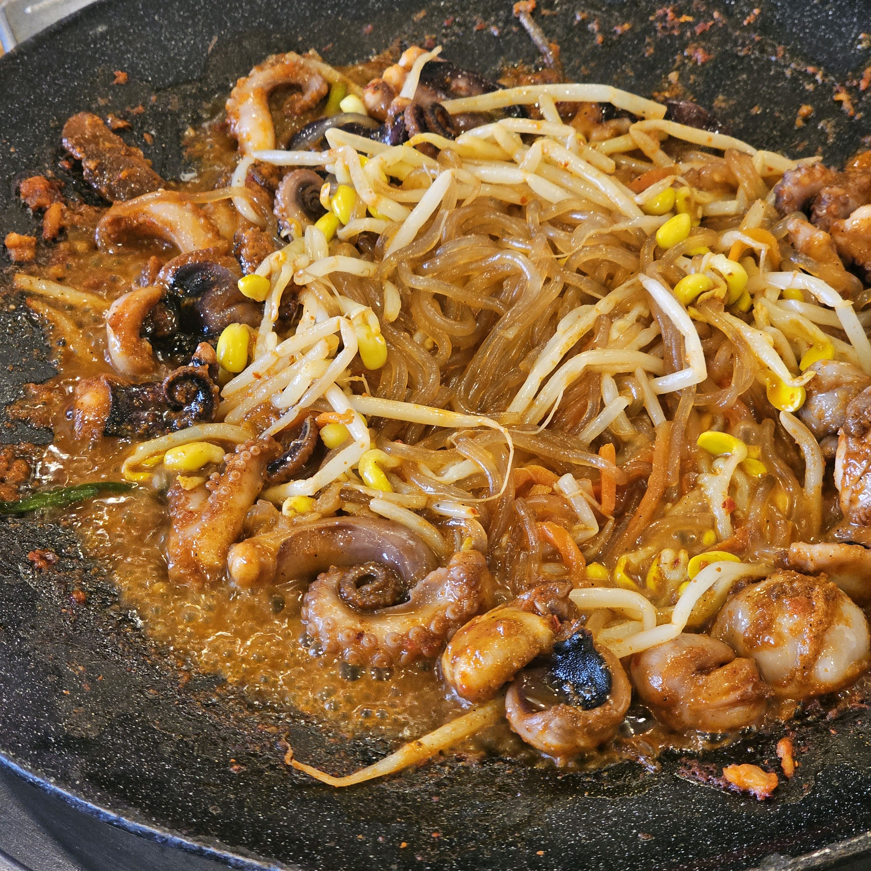 돌솥밥 쭈꾸미와 함께 제공되는 밑반찬들