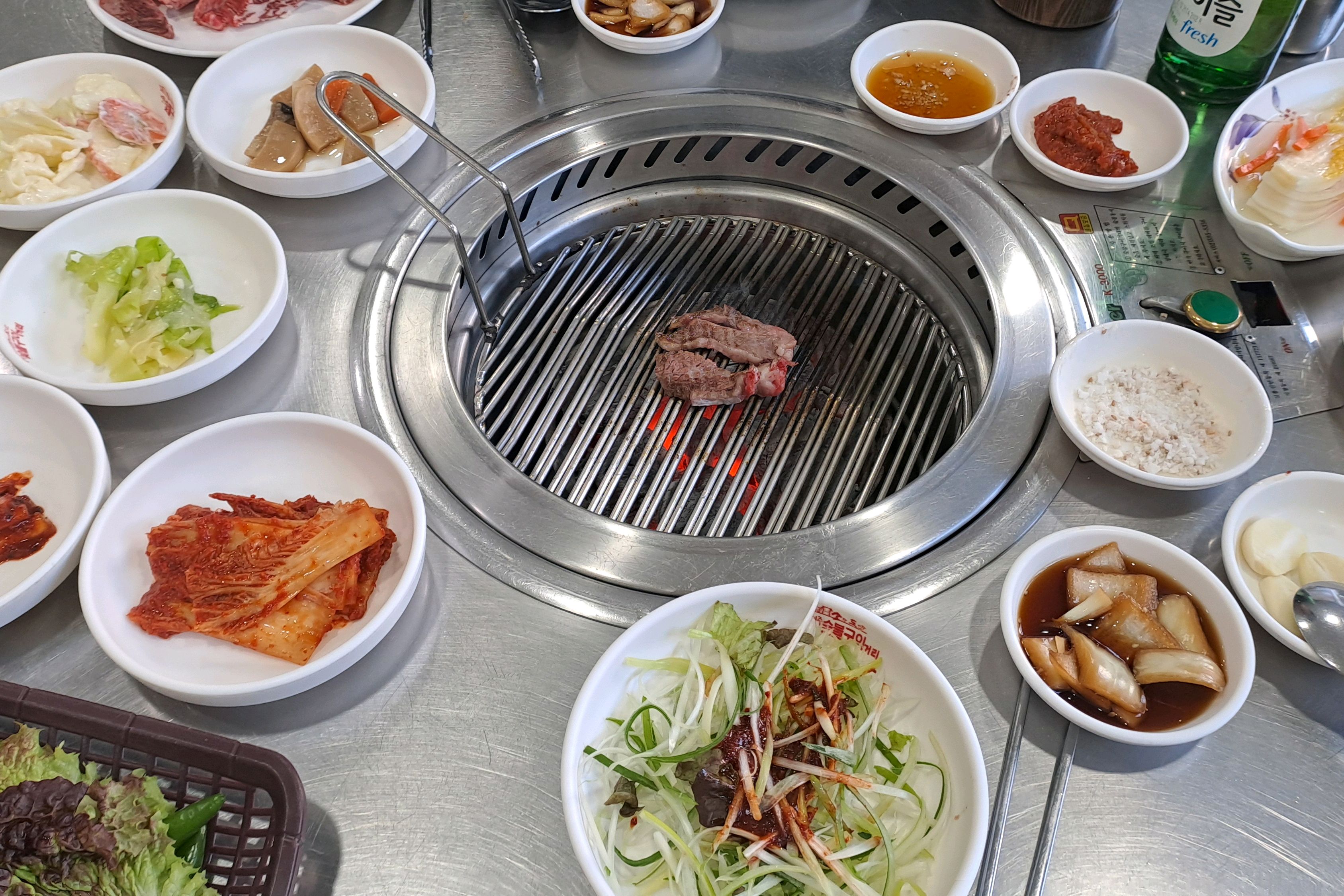 젓가락으로 집어 올린 맛있는 육회 한 점
