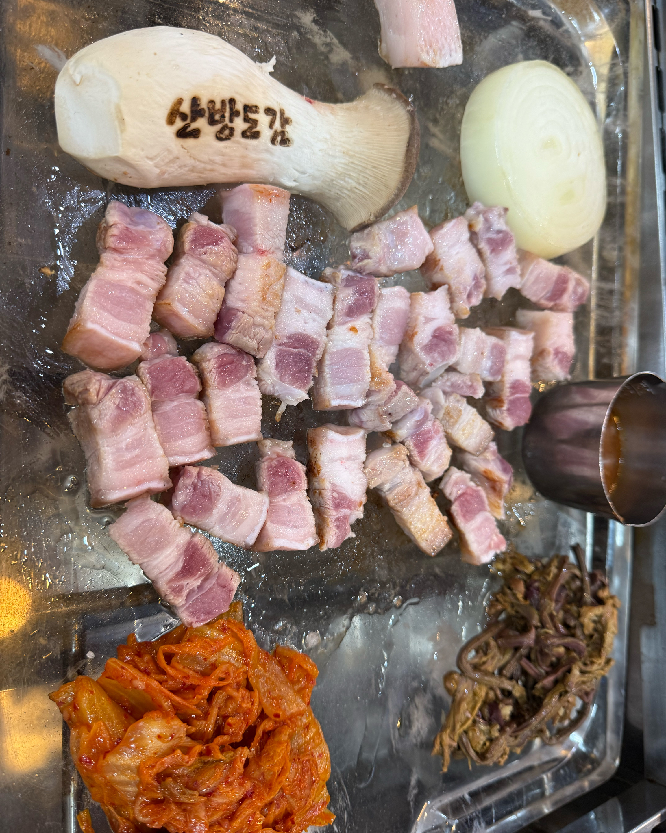 한 조각 크게 잘린 흑돼지 오겹살