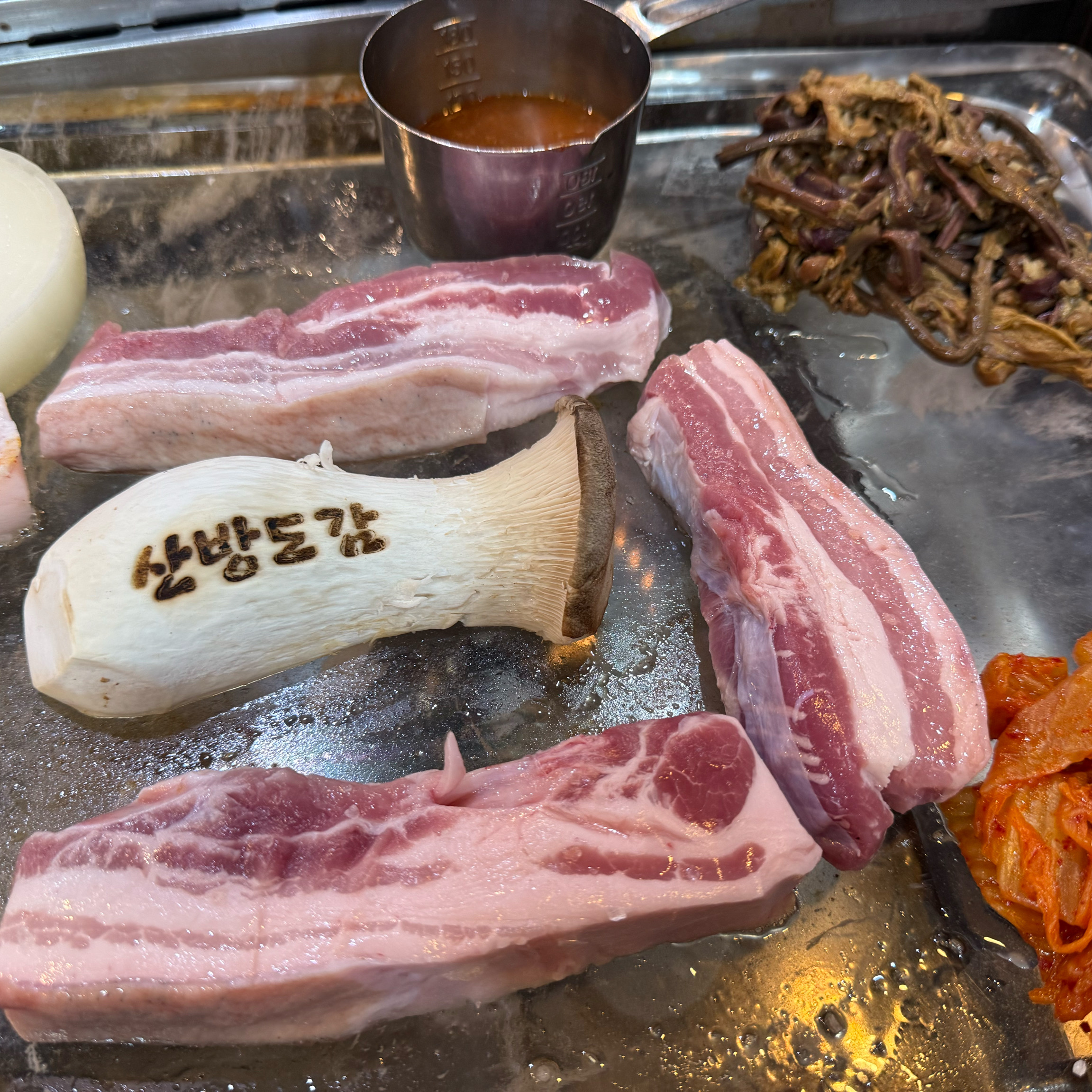 푸짐하게 차려진 식사 한 상