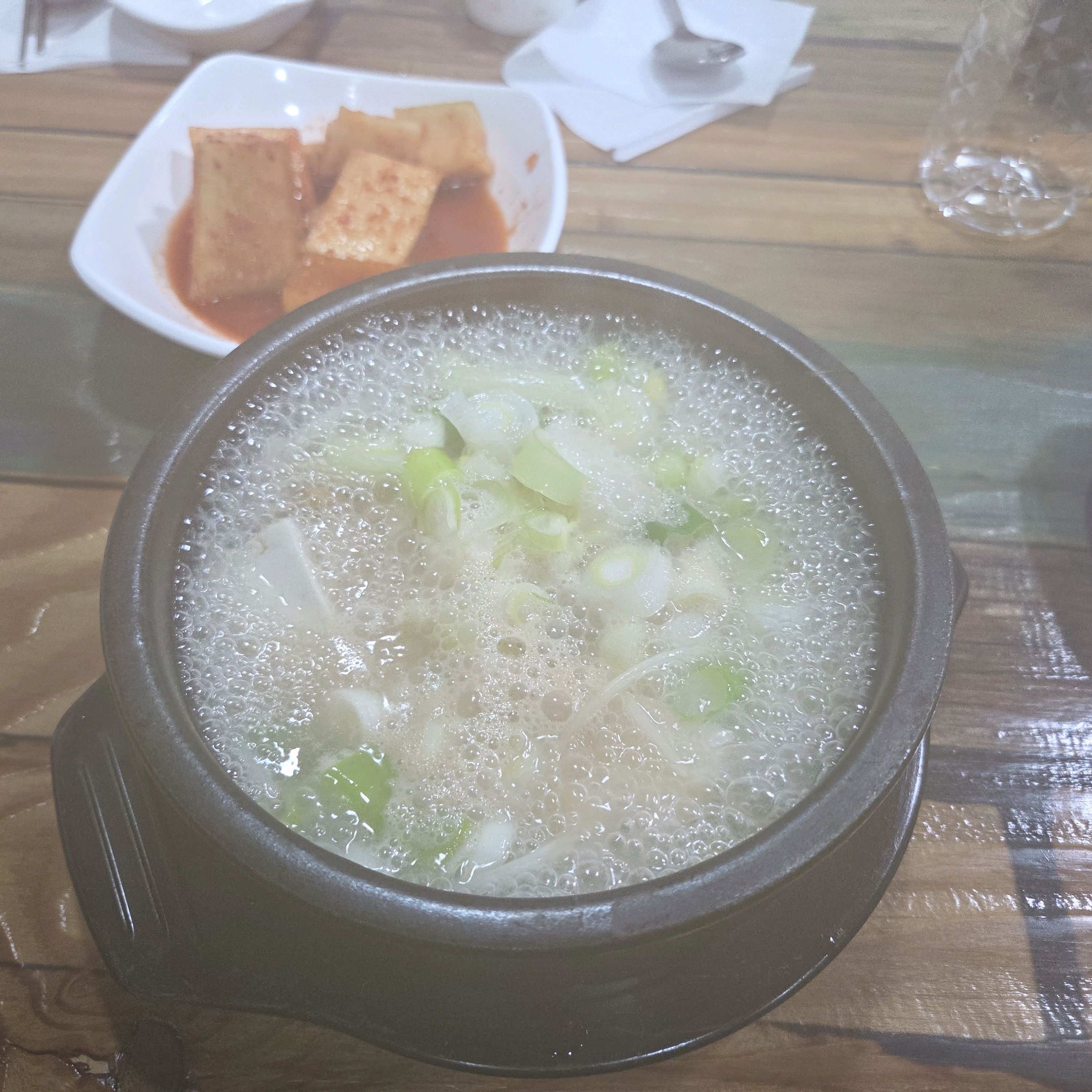 김치와 깍두기가 담긴 그릇