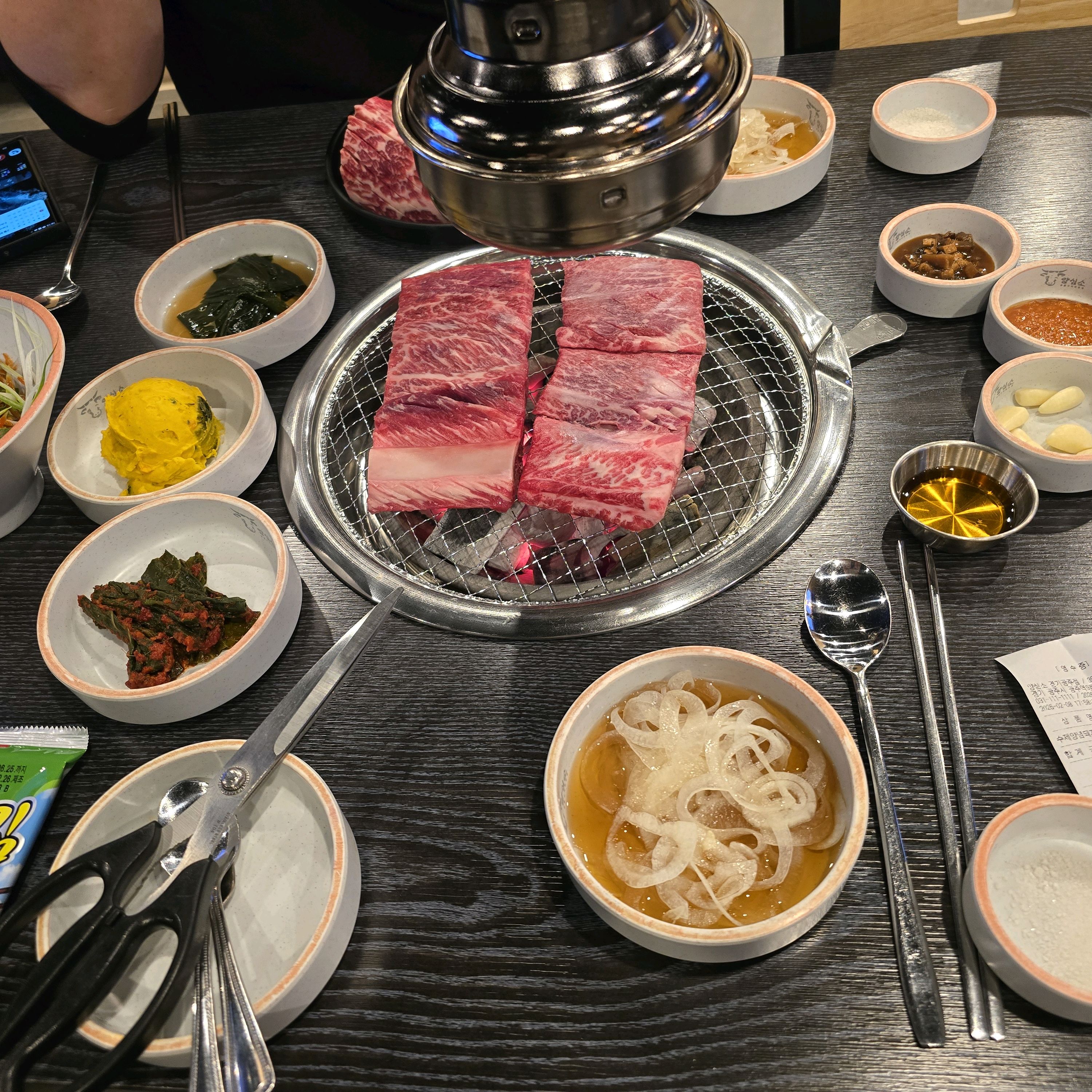 잘 구워진 고기 한 점을 집는 모습