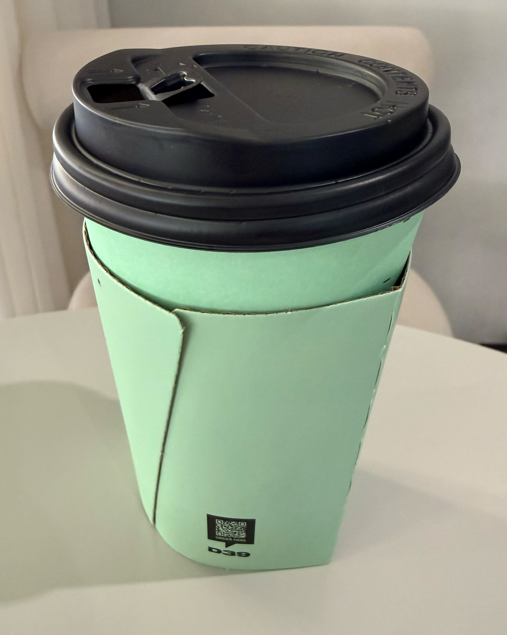 창가 쪽 자리와 테이블, 그리고 외부 풍경