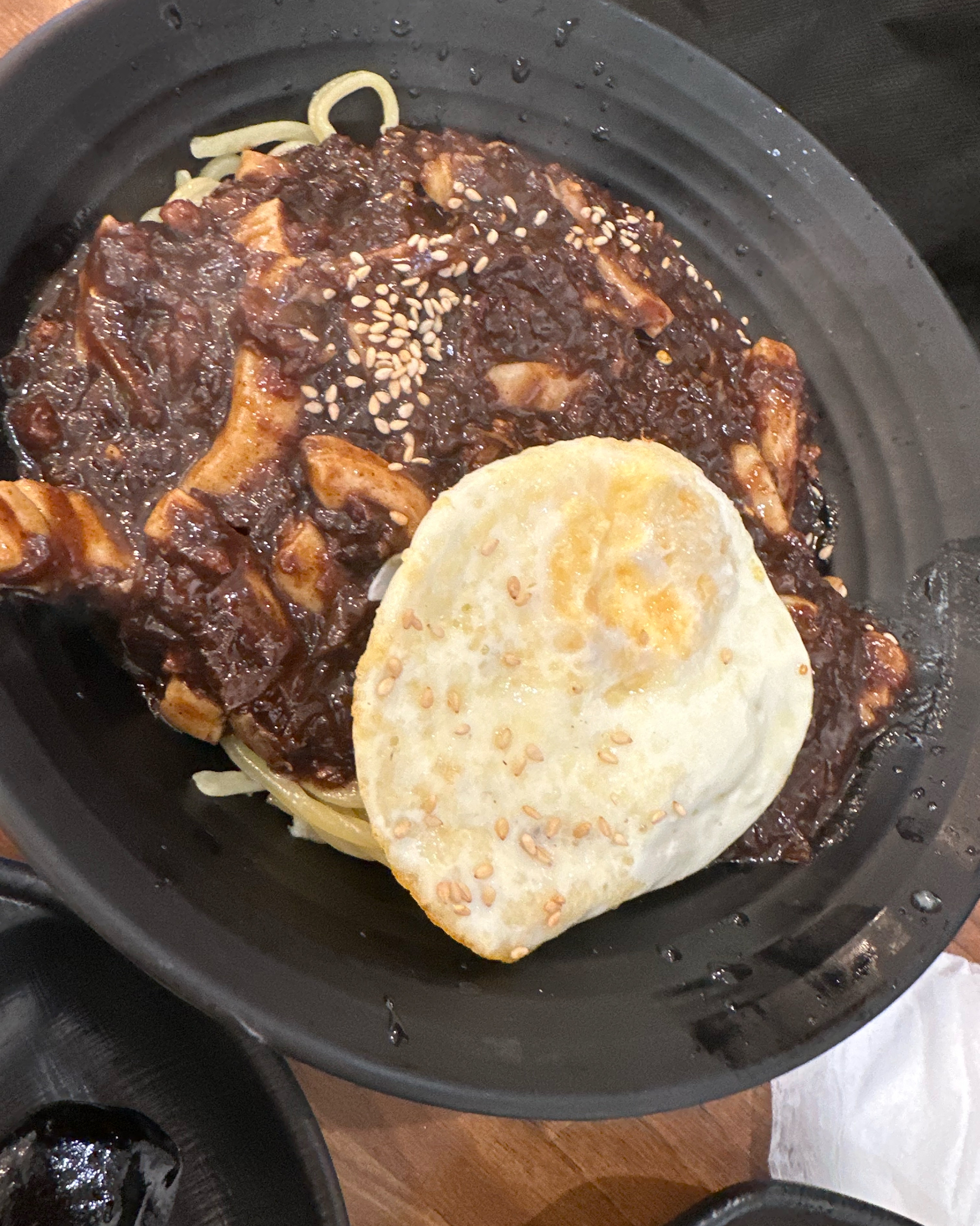 여러 가지 중식 요리가 차려진 모습