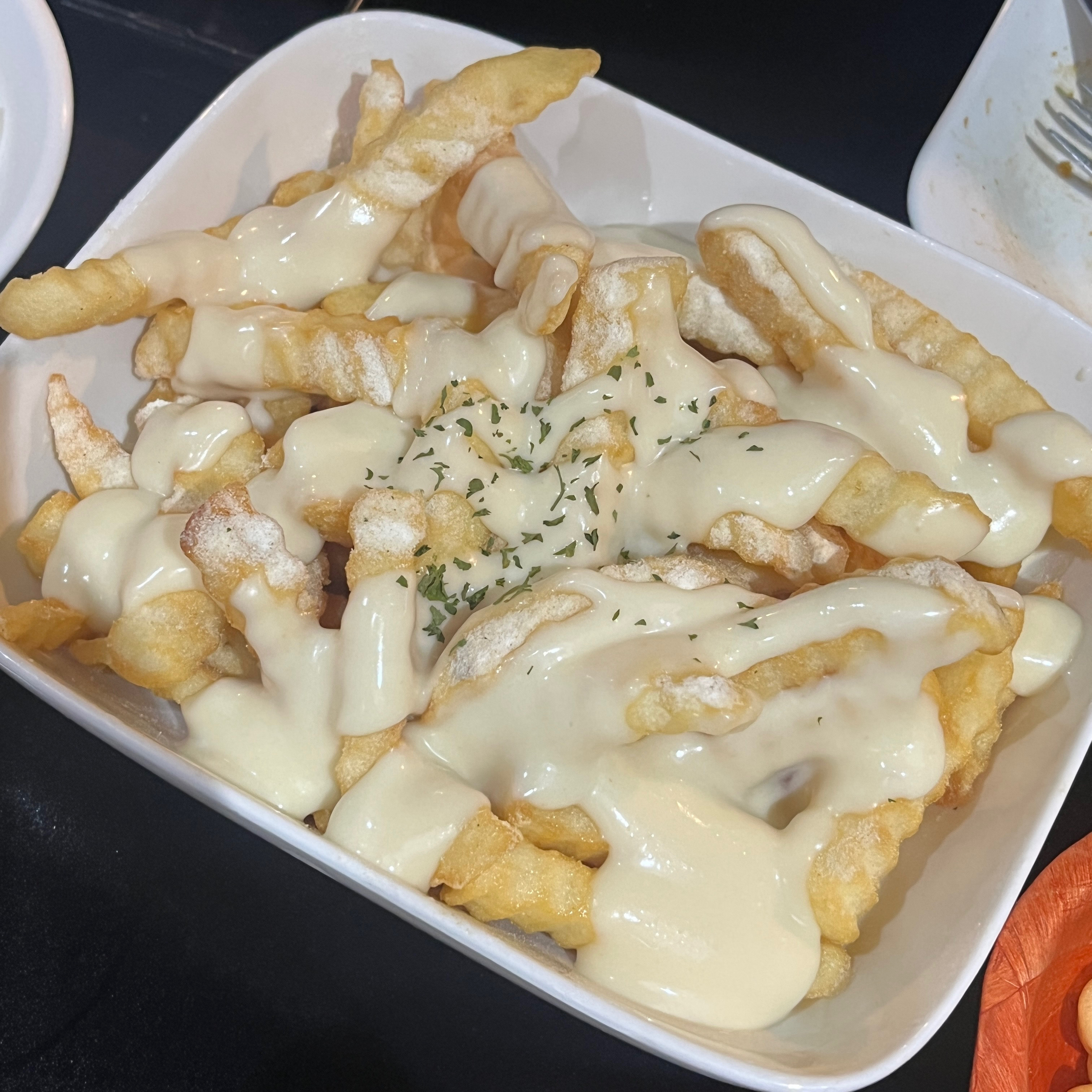 치즈를 듬뿍 올린 감자튀김