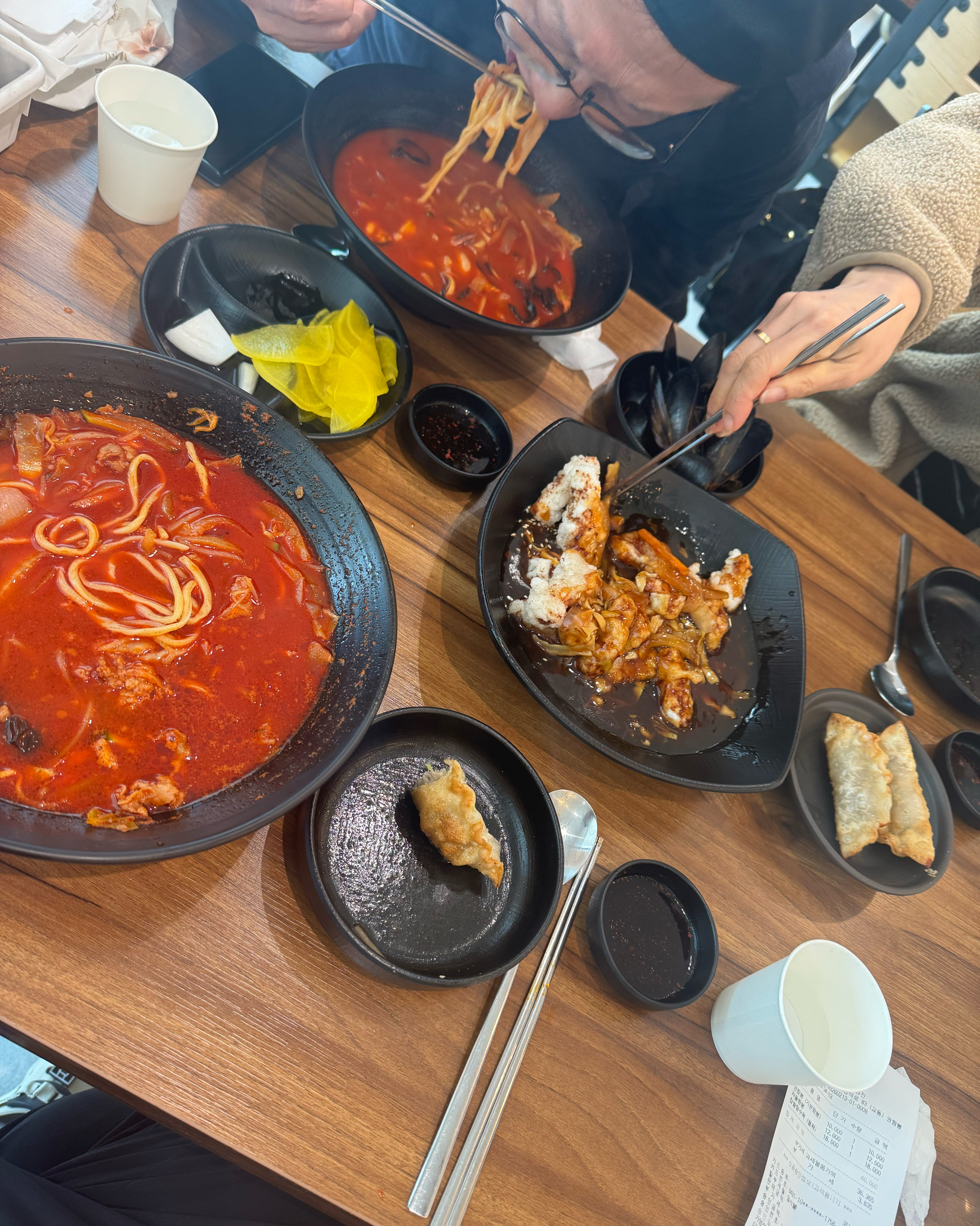 테이블에 놓인 짬뽕과 탕수육, 만두