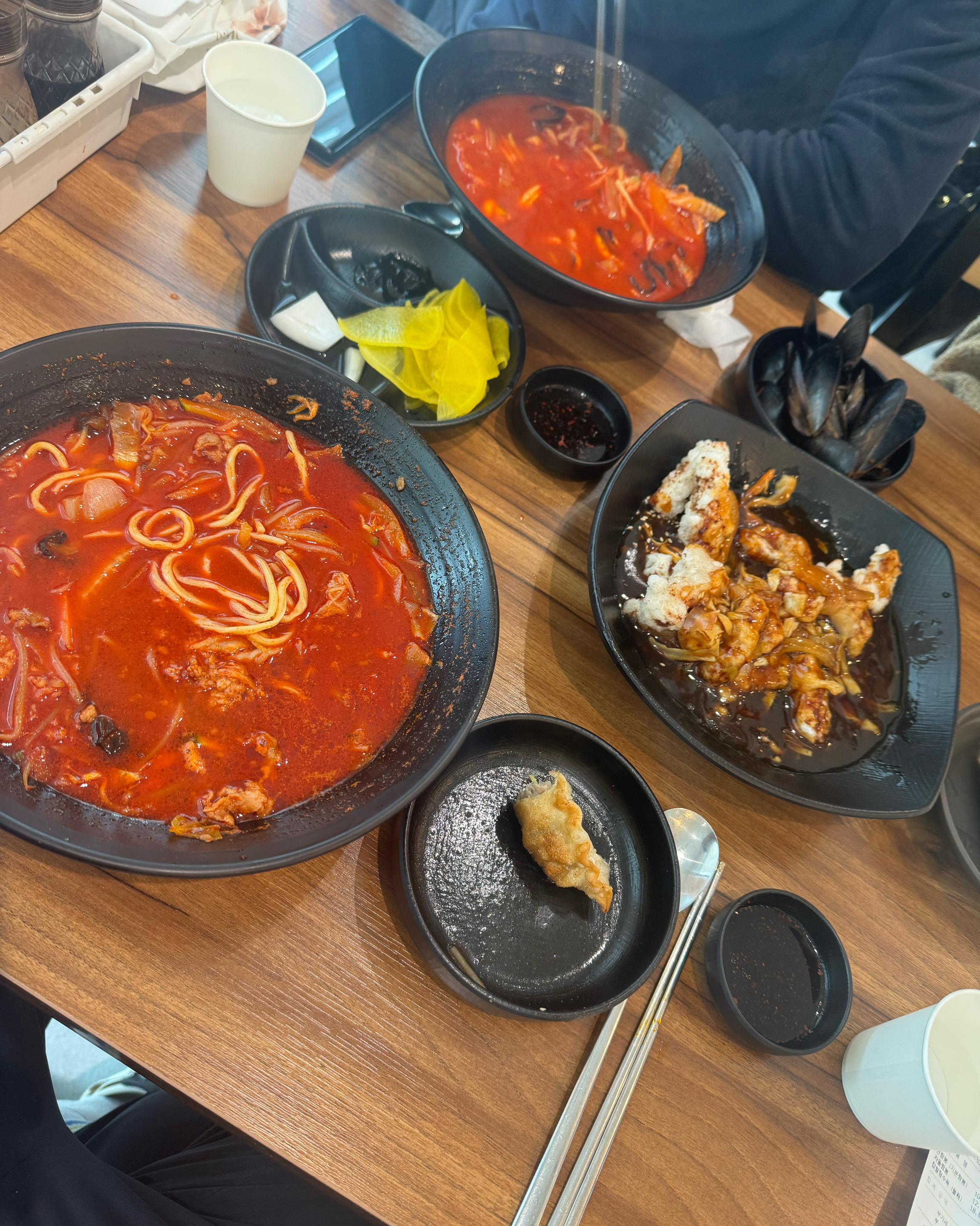 테이블에 놓인 여러 중식 메뉴들