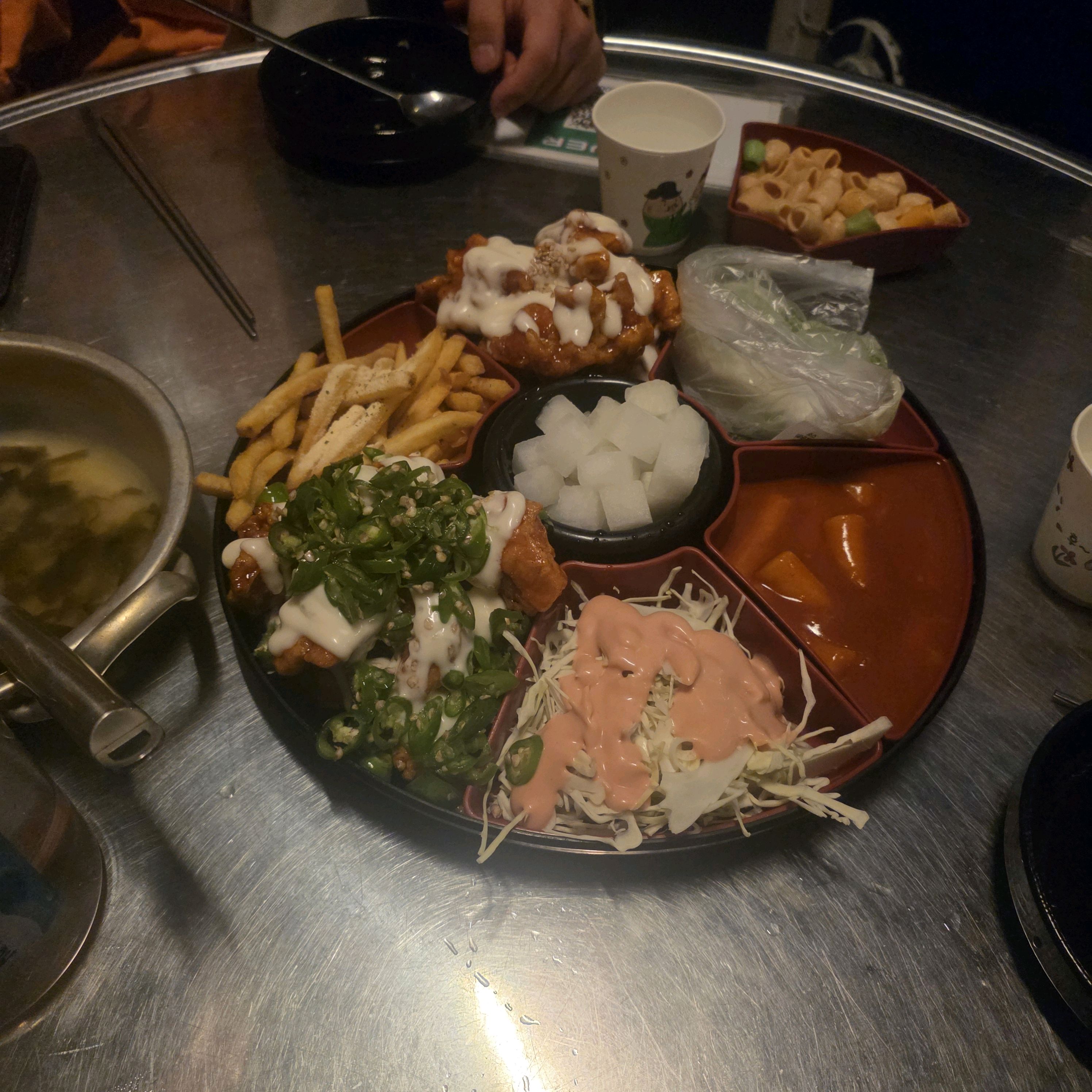 다양한 메뉴가 한 상 차려진 모습