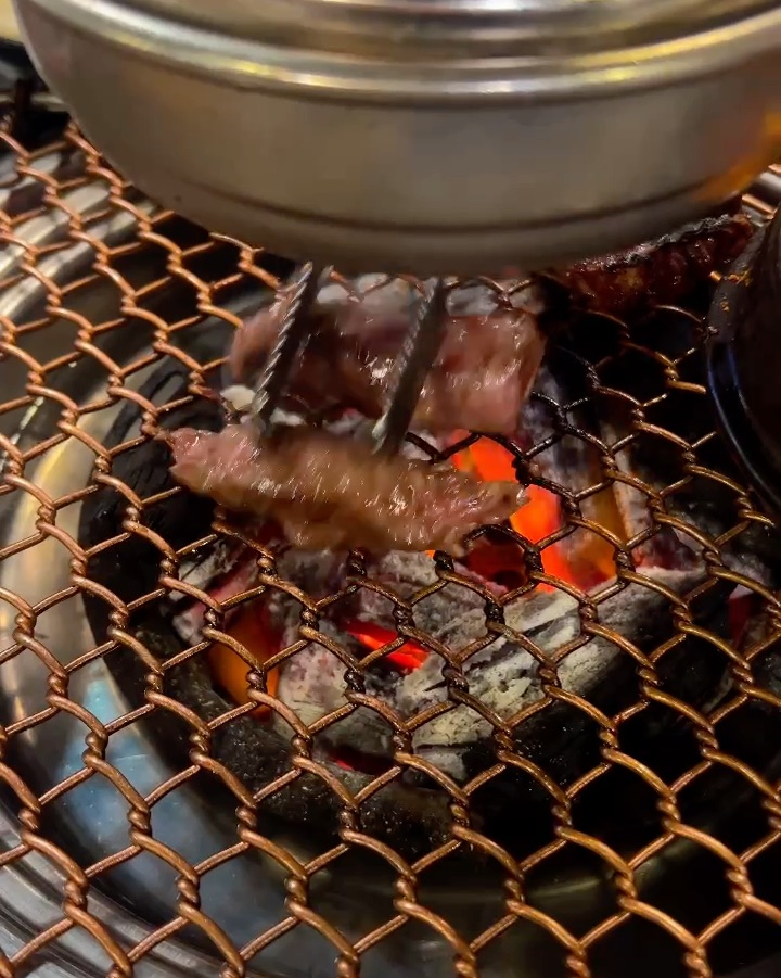 숯불 위에서 익어가는 소고기 조각