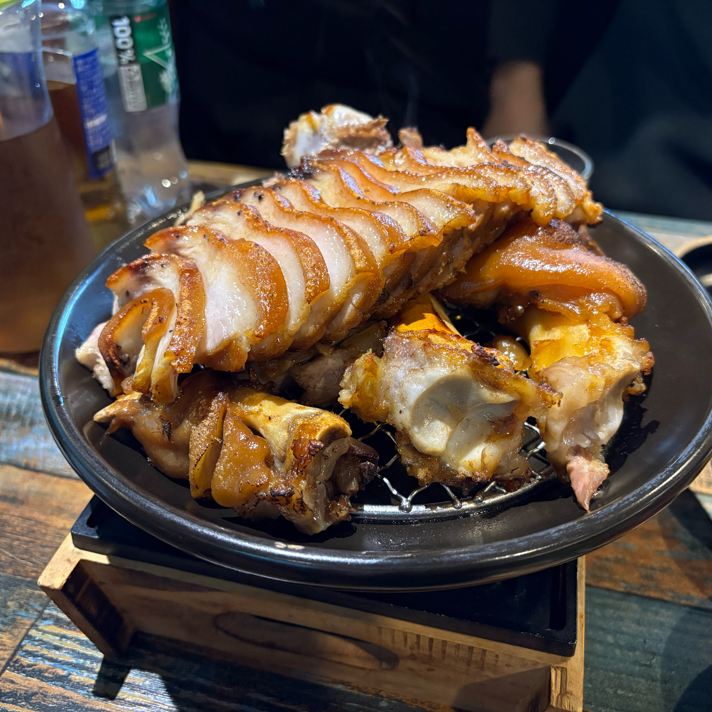 초가 켜진 미니 화로 위의 따뜻한 족발