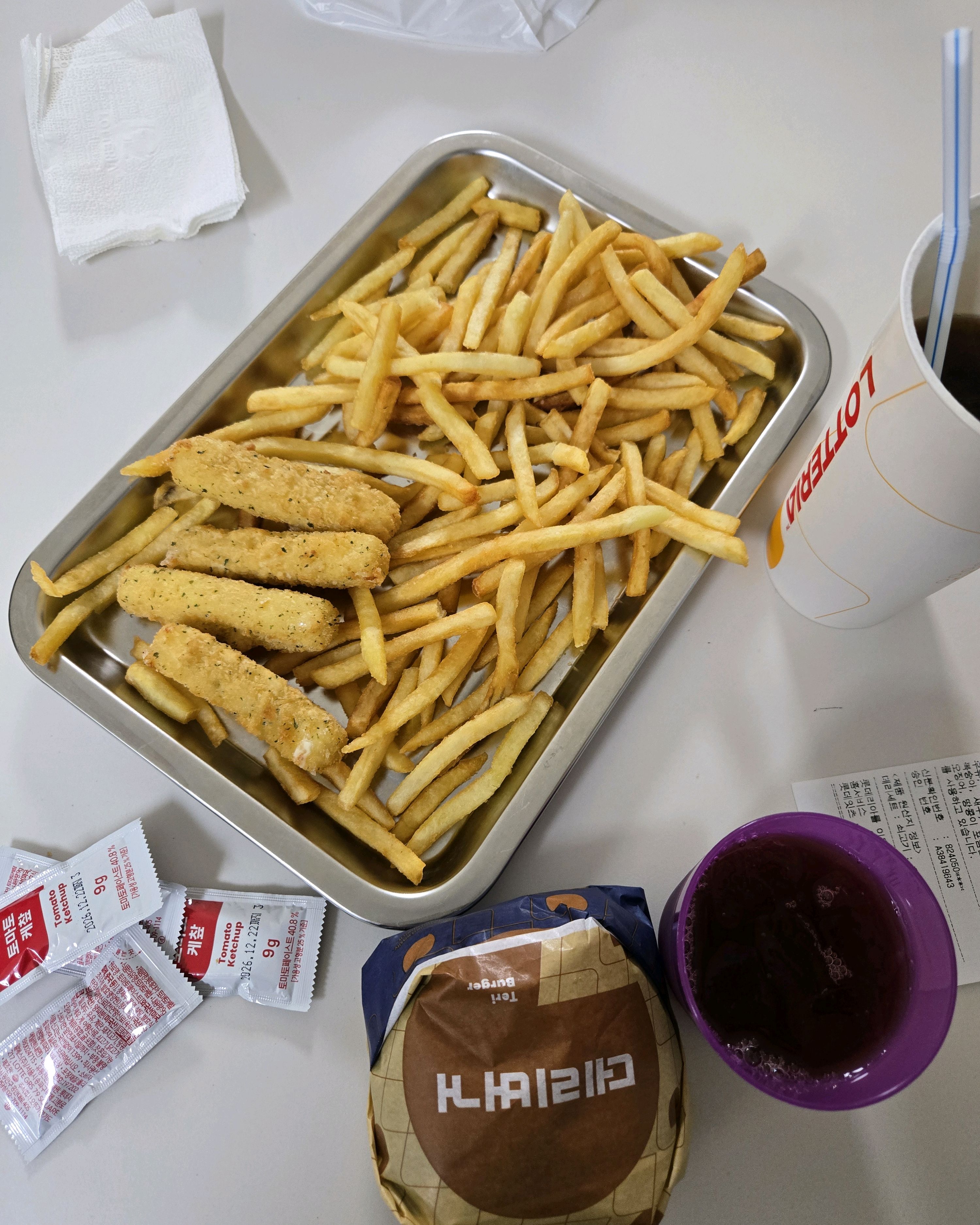 포장된 햄버거와 음료