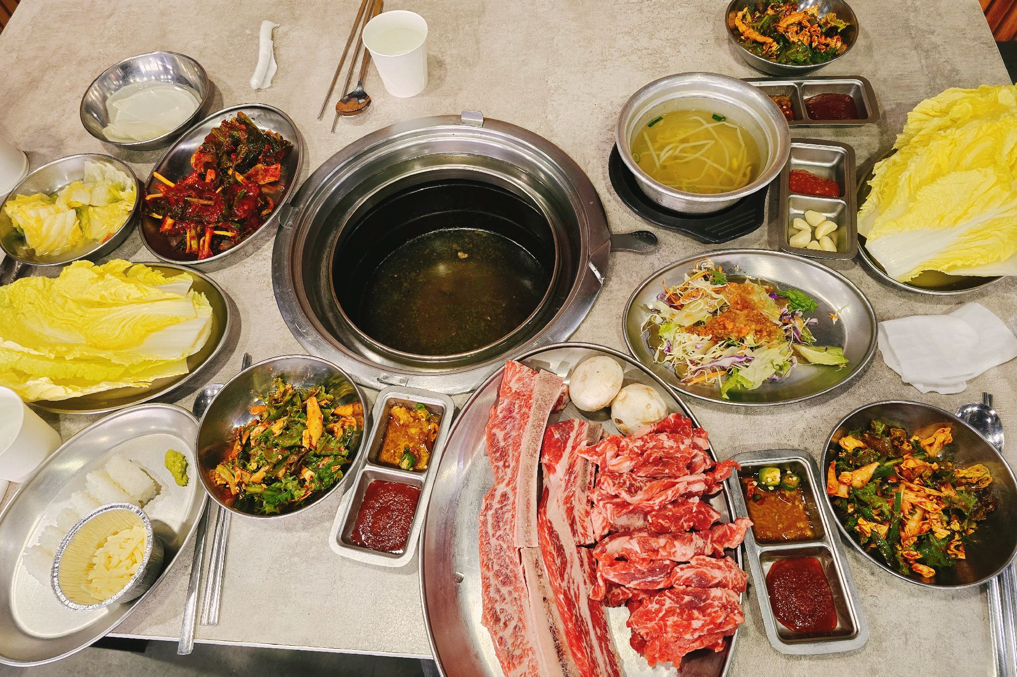 돌판 위에서 지글거리는 소고기와 버섯