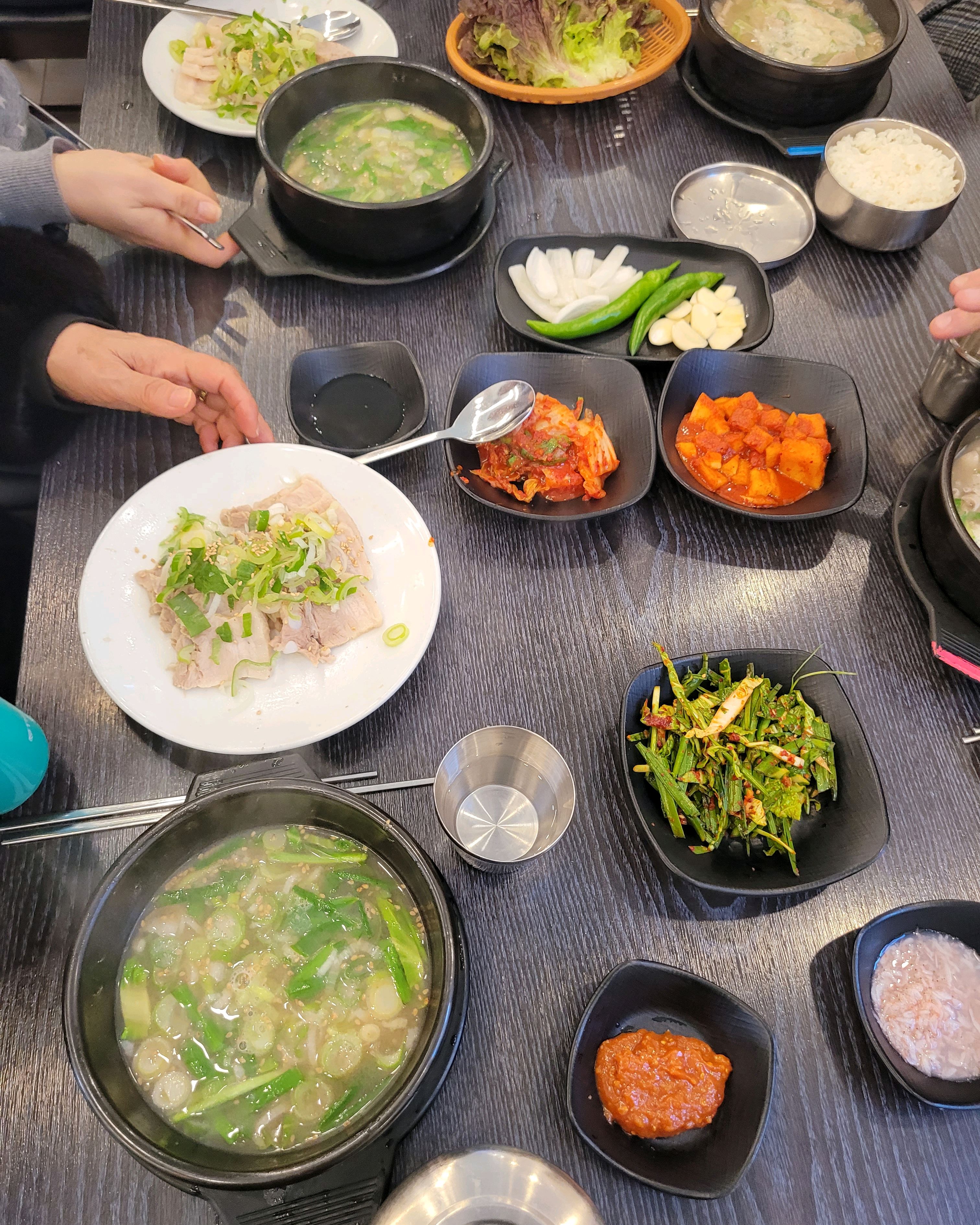 김치와 깍두기가 놓인 테이블