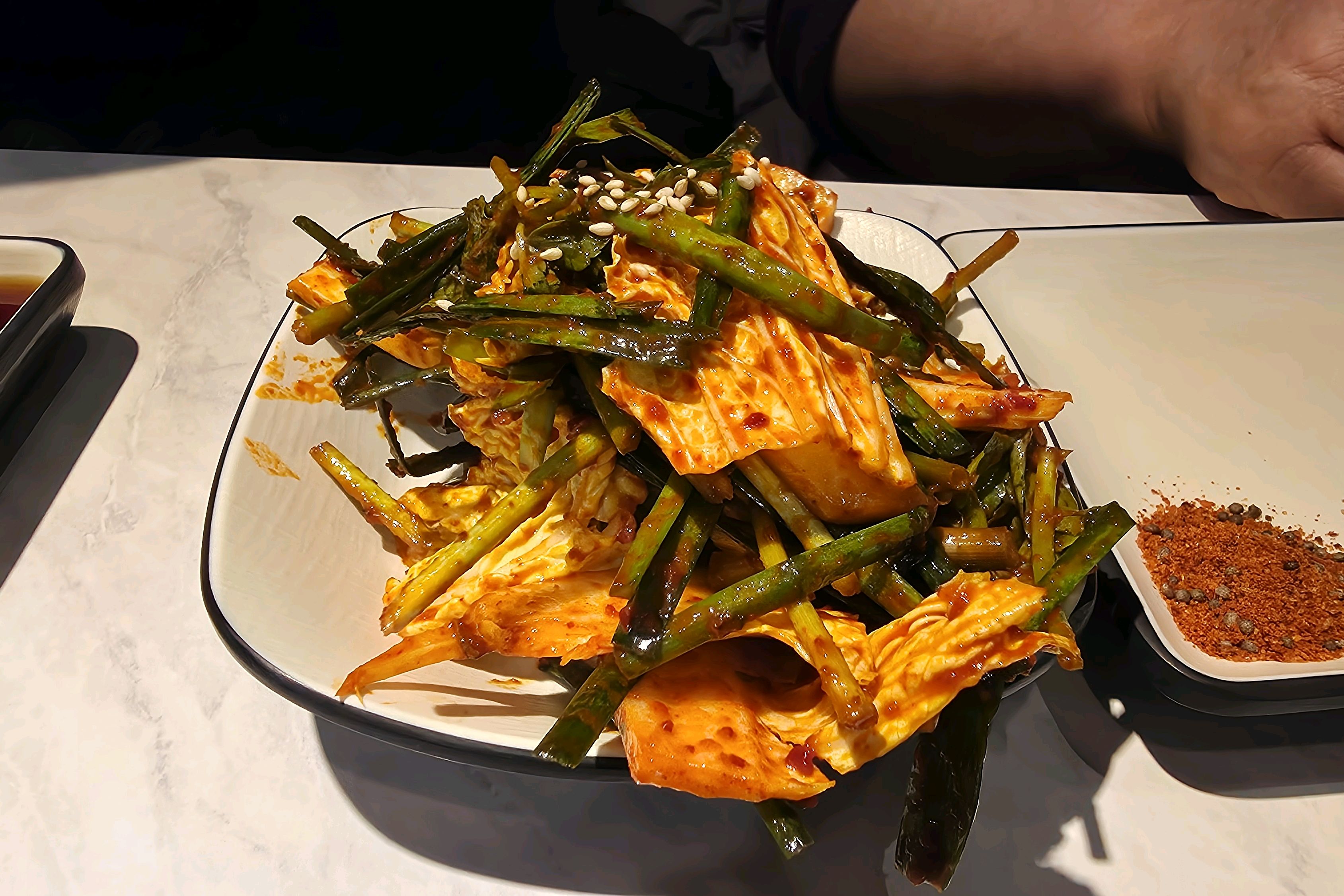 새빨간 양념이 맛있게 버무려진 닭날개 요리