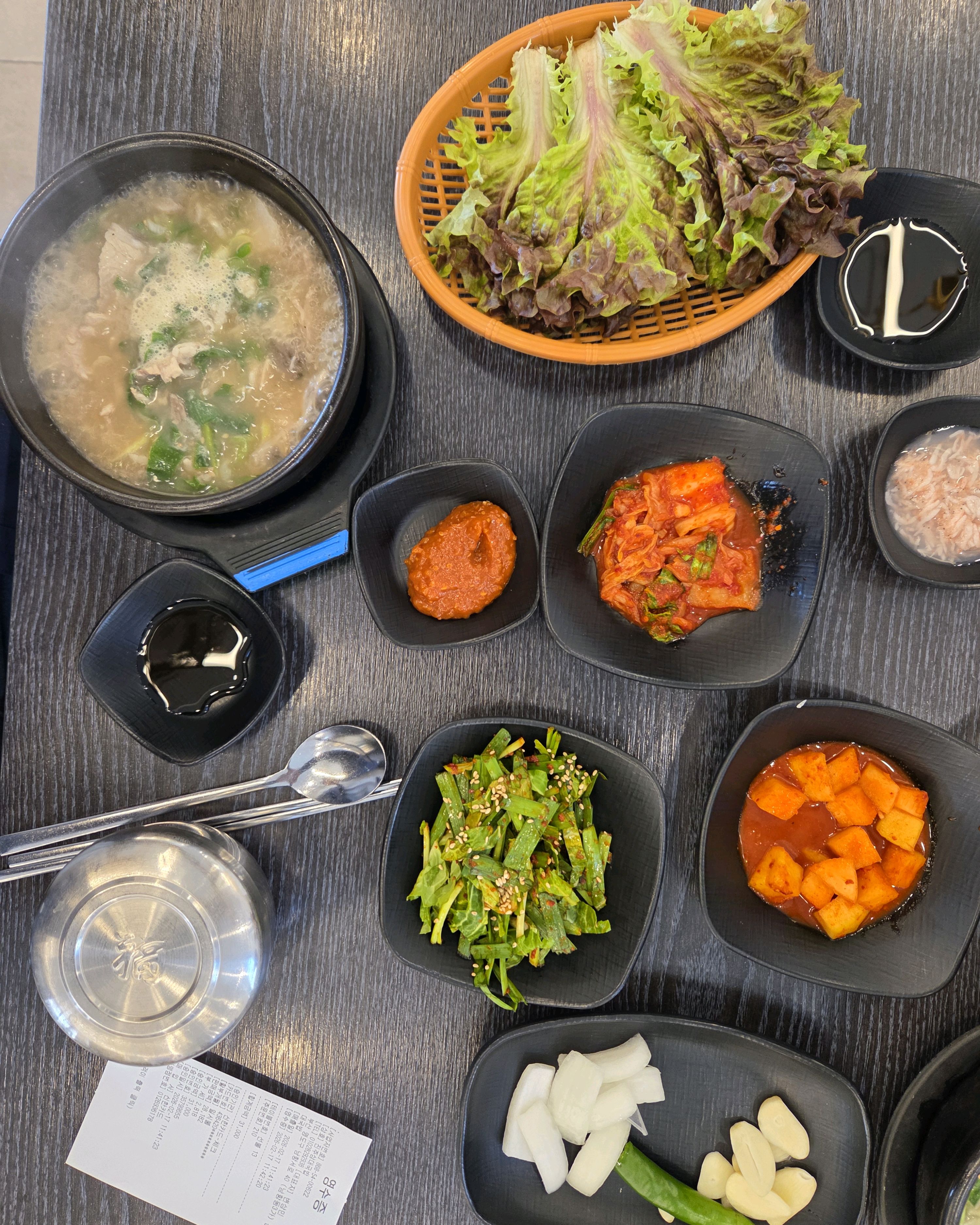 따뜻한 국물과 함께 제공되는 곁들임 반찬들