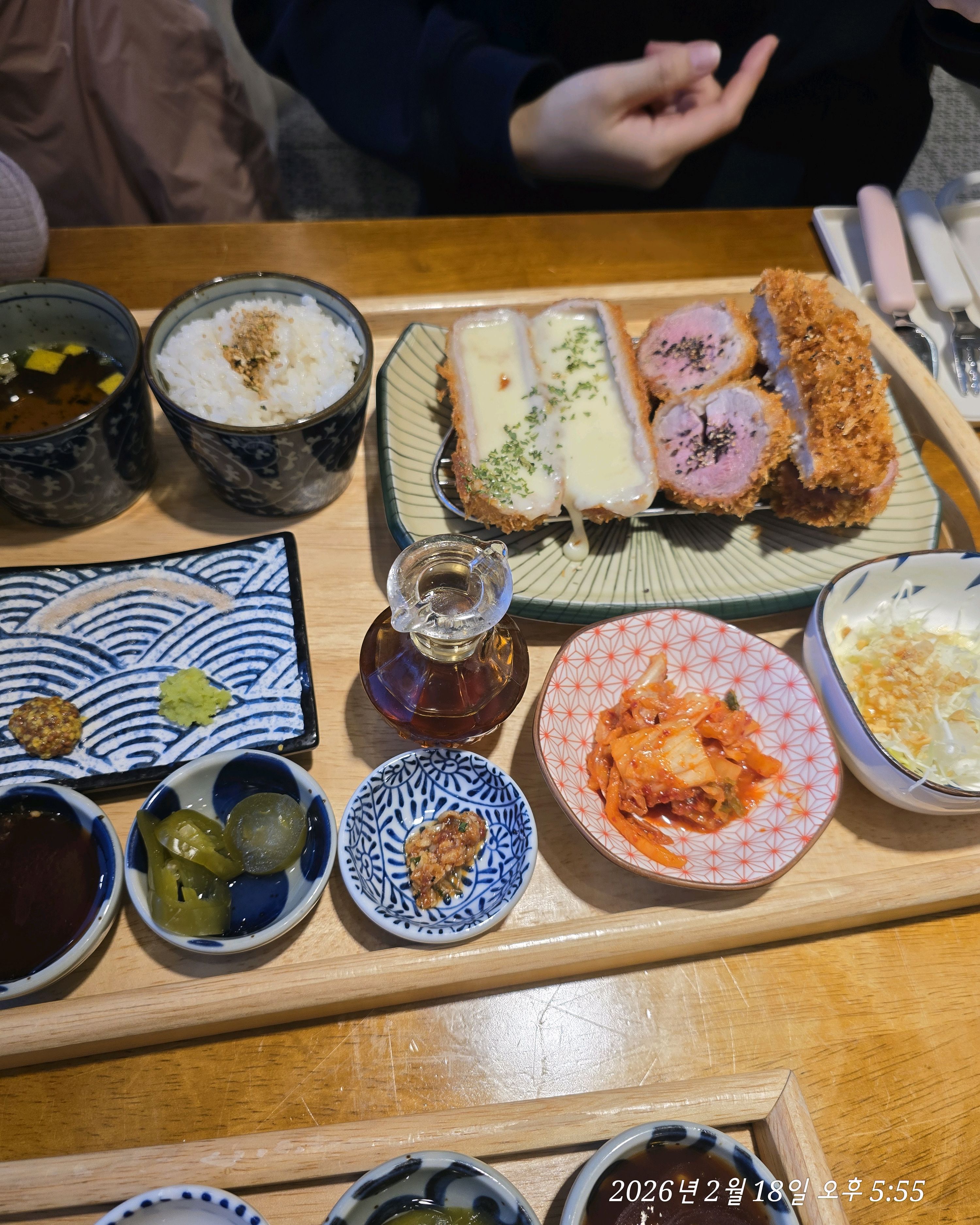 테이블 위에 차려진 음식과 곁들임 찬