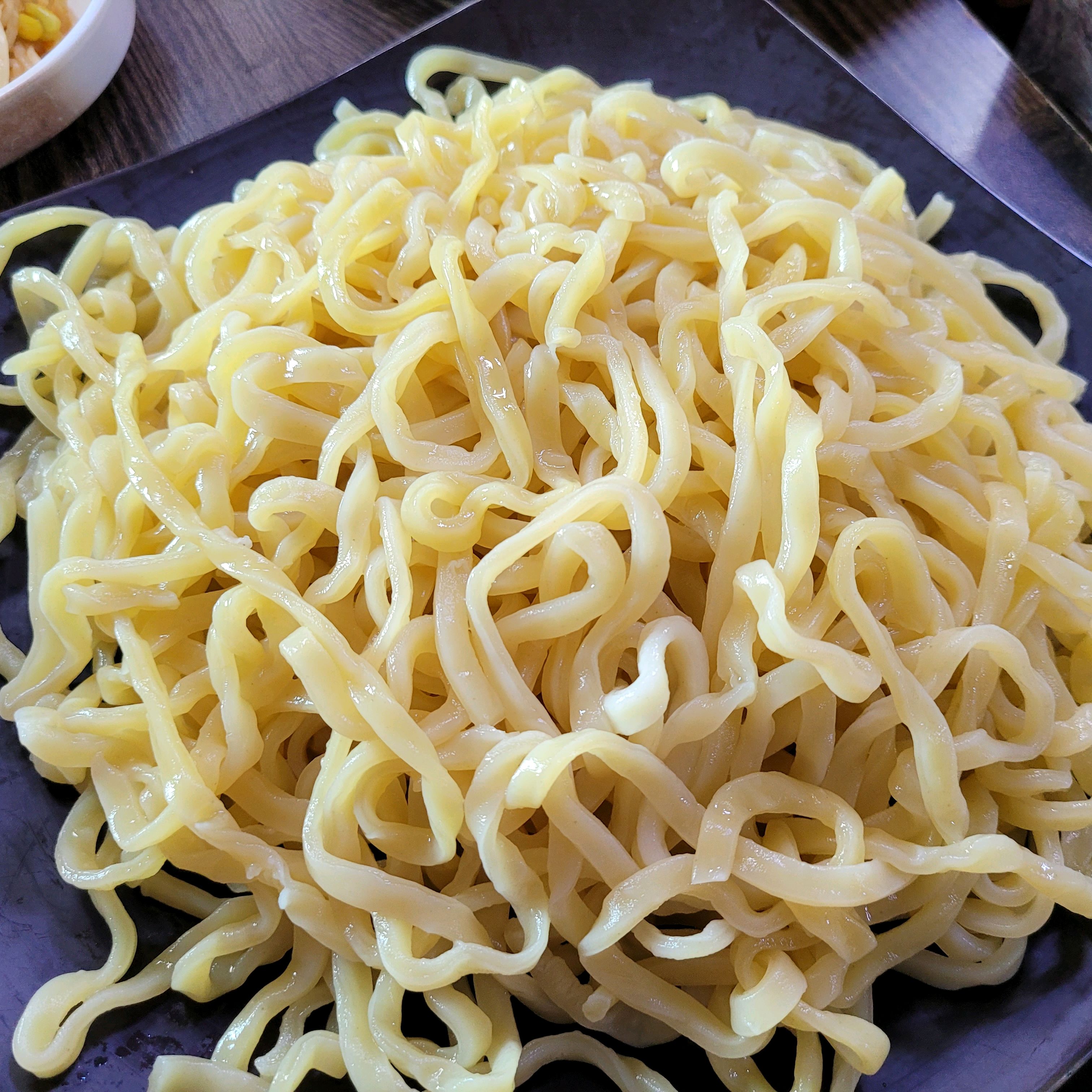 접시에 수북이 담긴 칼국수 면