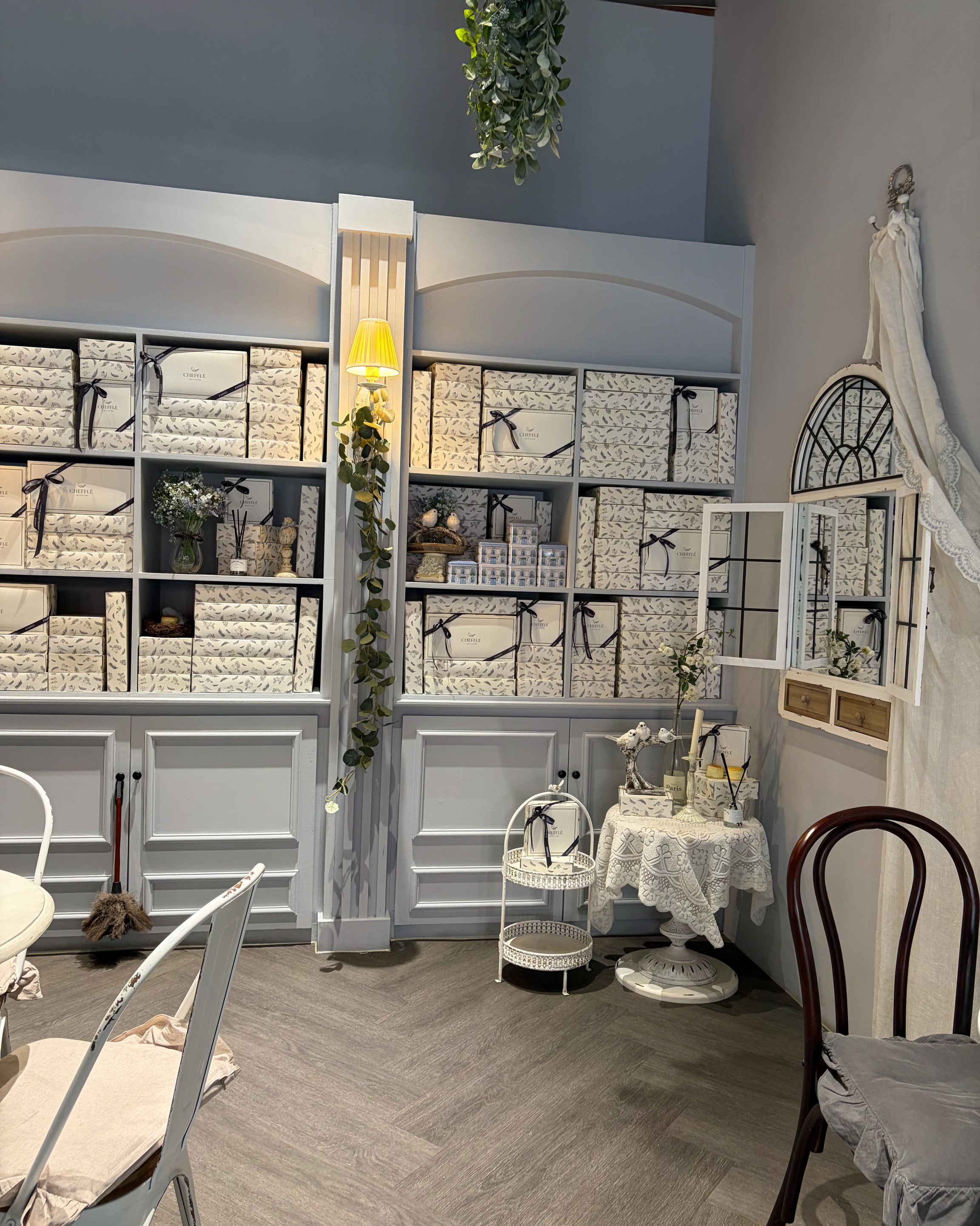 치플레 케이크 박스와 브랜드 로고가 새겨진 냅킨