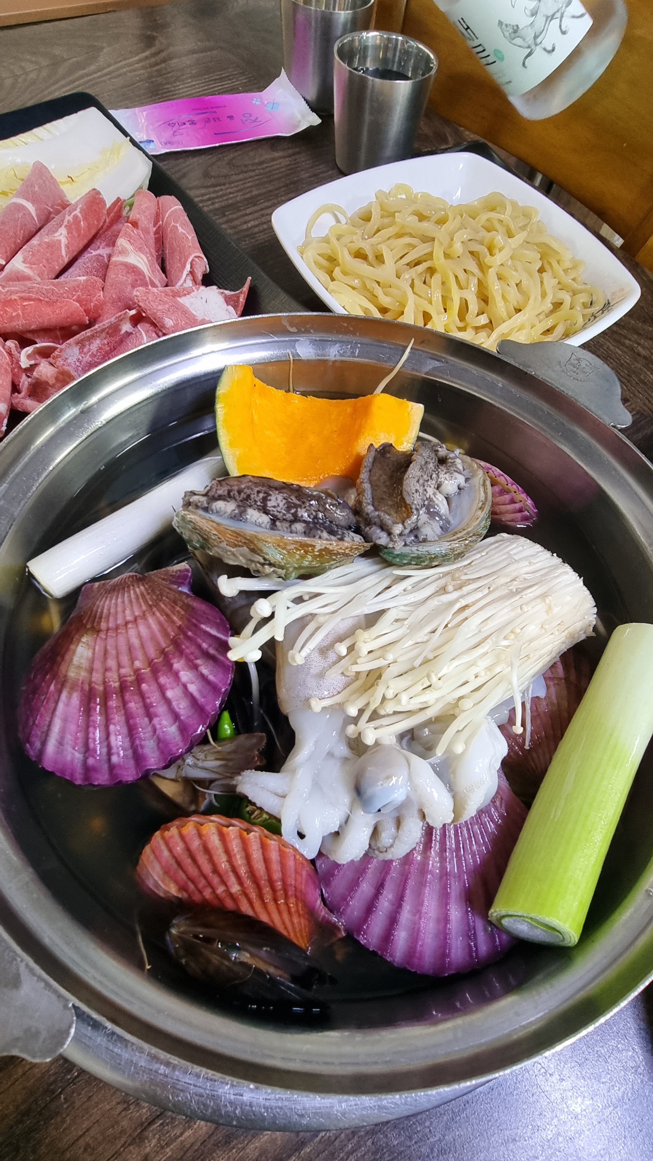 푸짐한 해물과 채소가 담긴 냄비