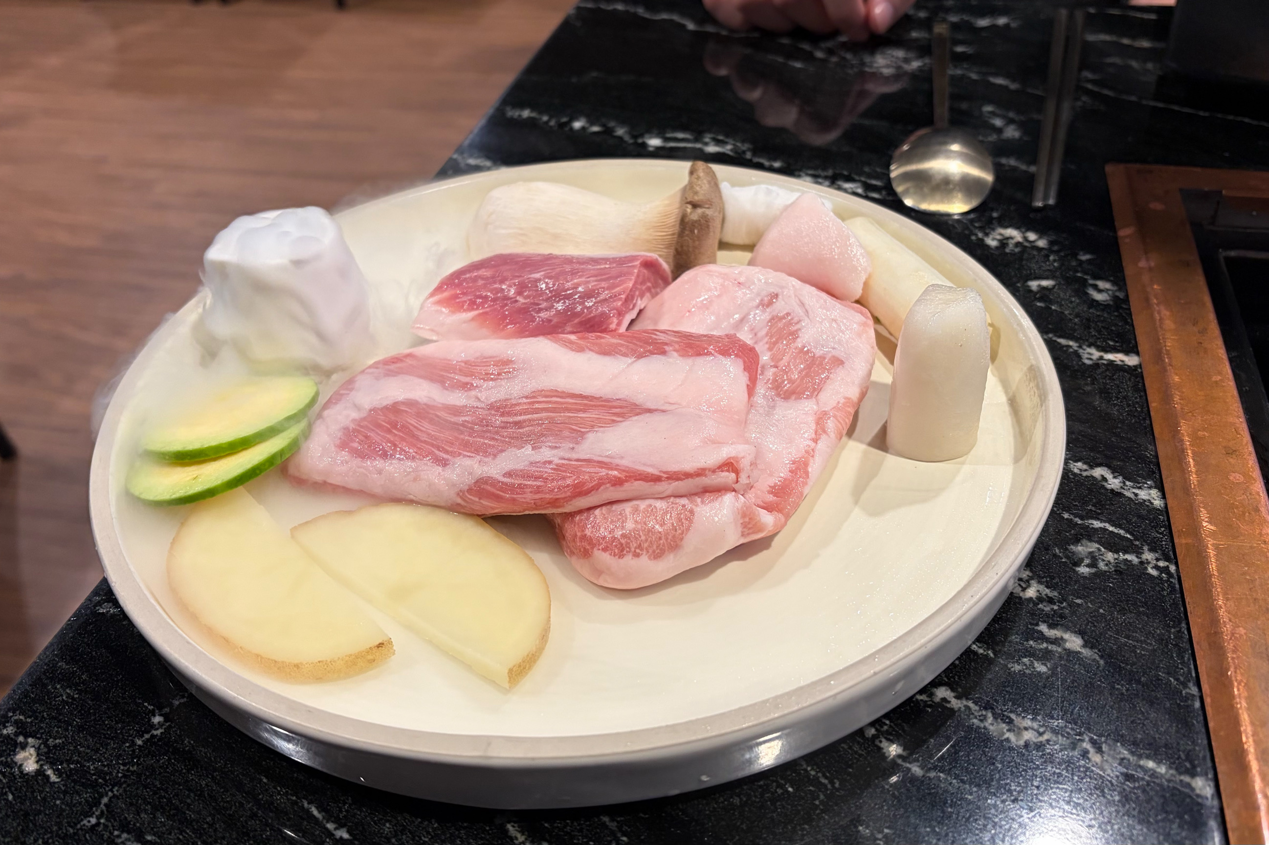 새우 계란찜과 함께 나온 고기 세트