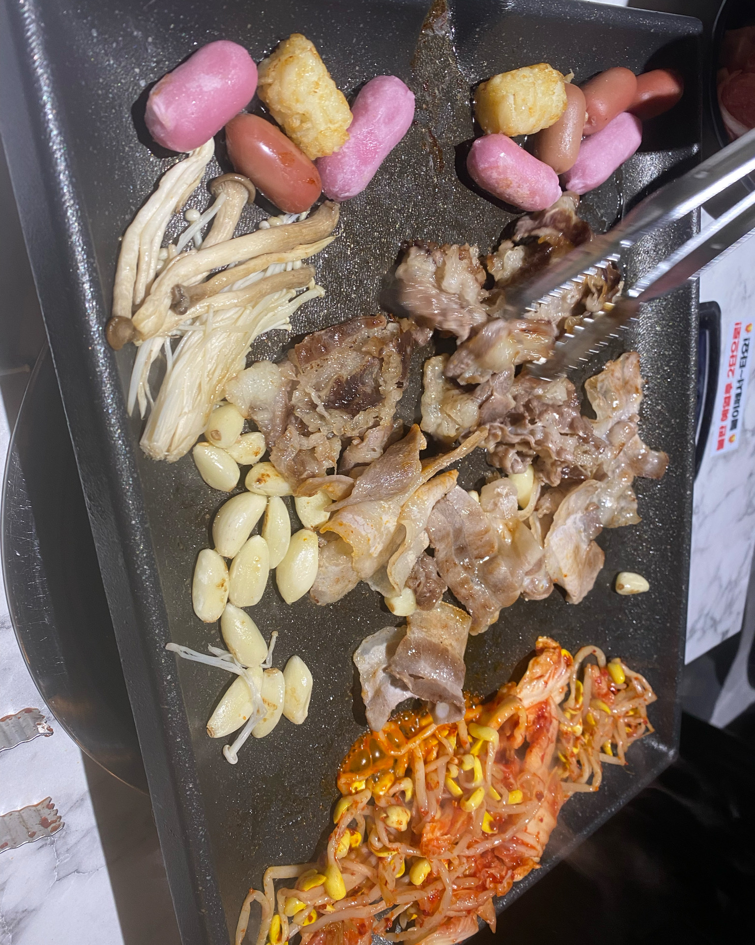 노릇하게 구워진 삼겹살 조각들