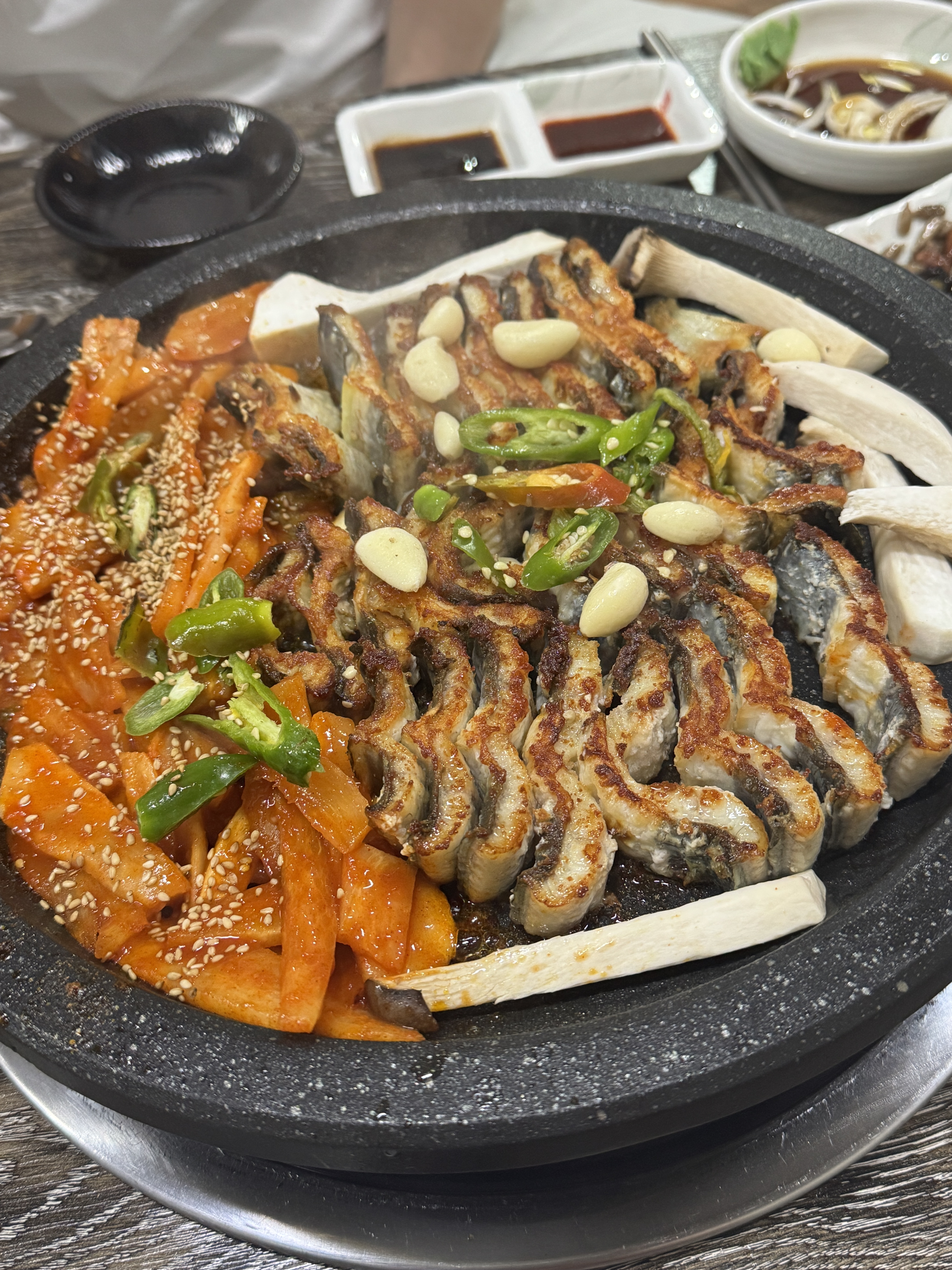 장어구이와 더덕구이 전체샷