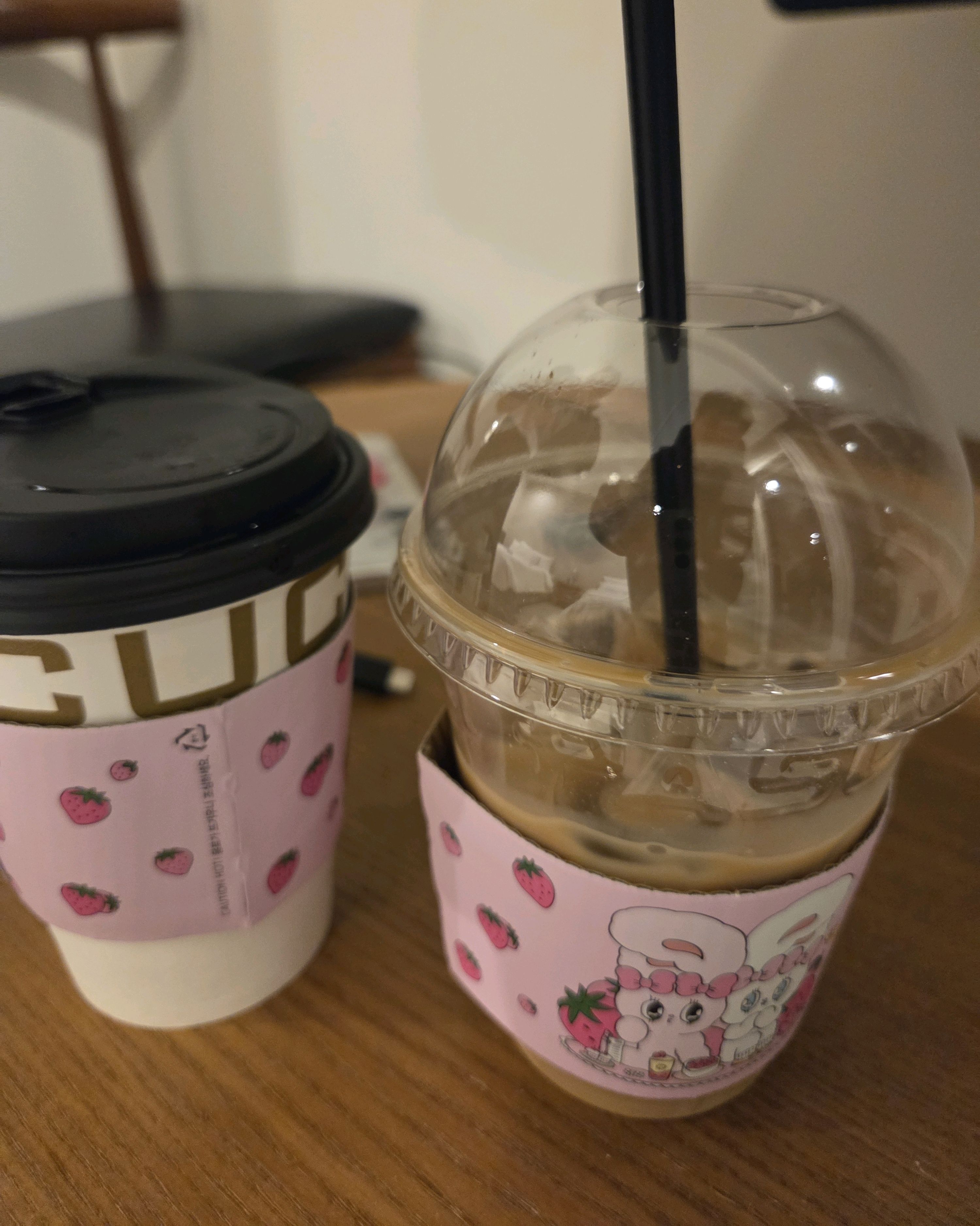 파스쿠찌 로고가 새겨진 컵