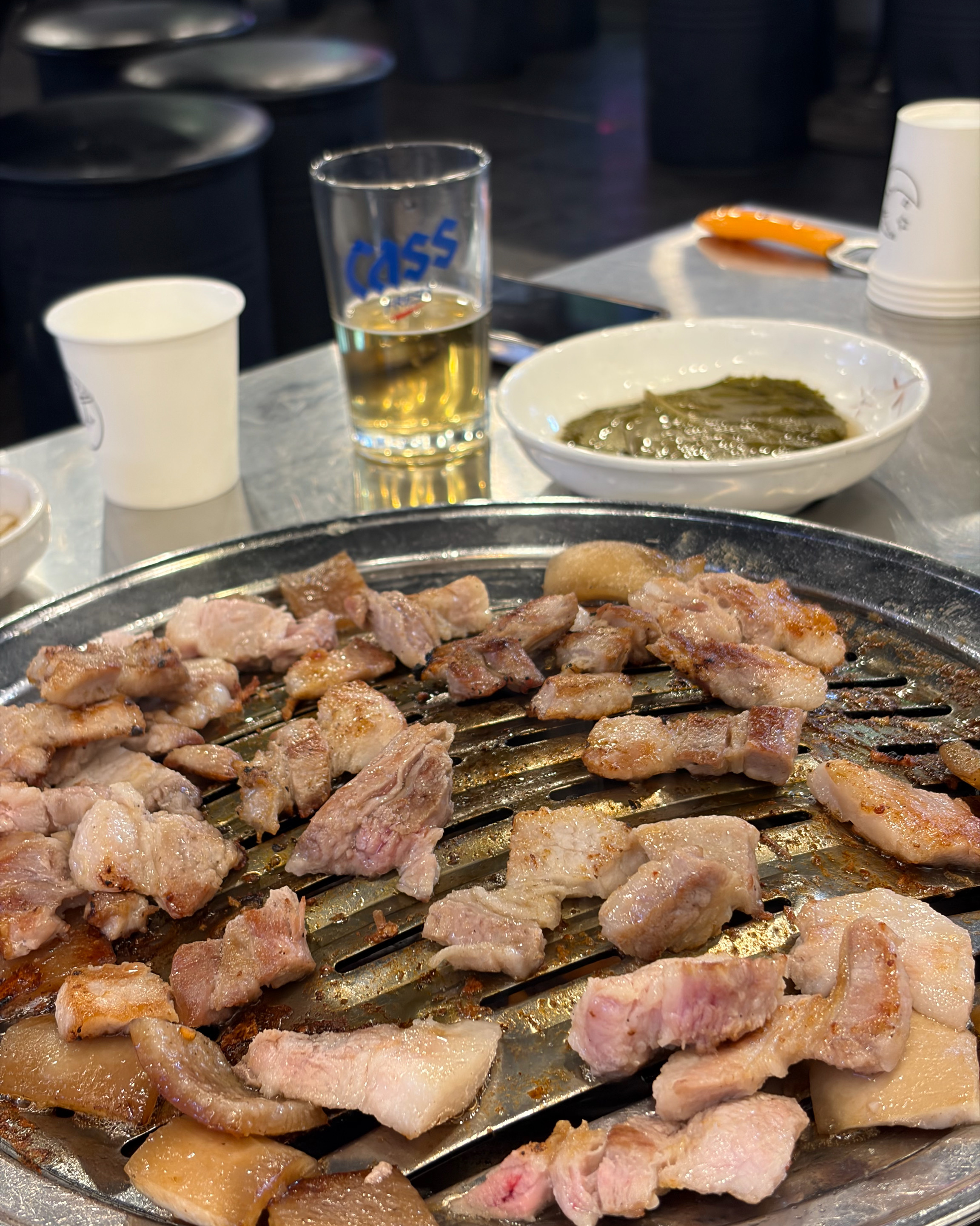 정성껏 구워지는 고기