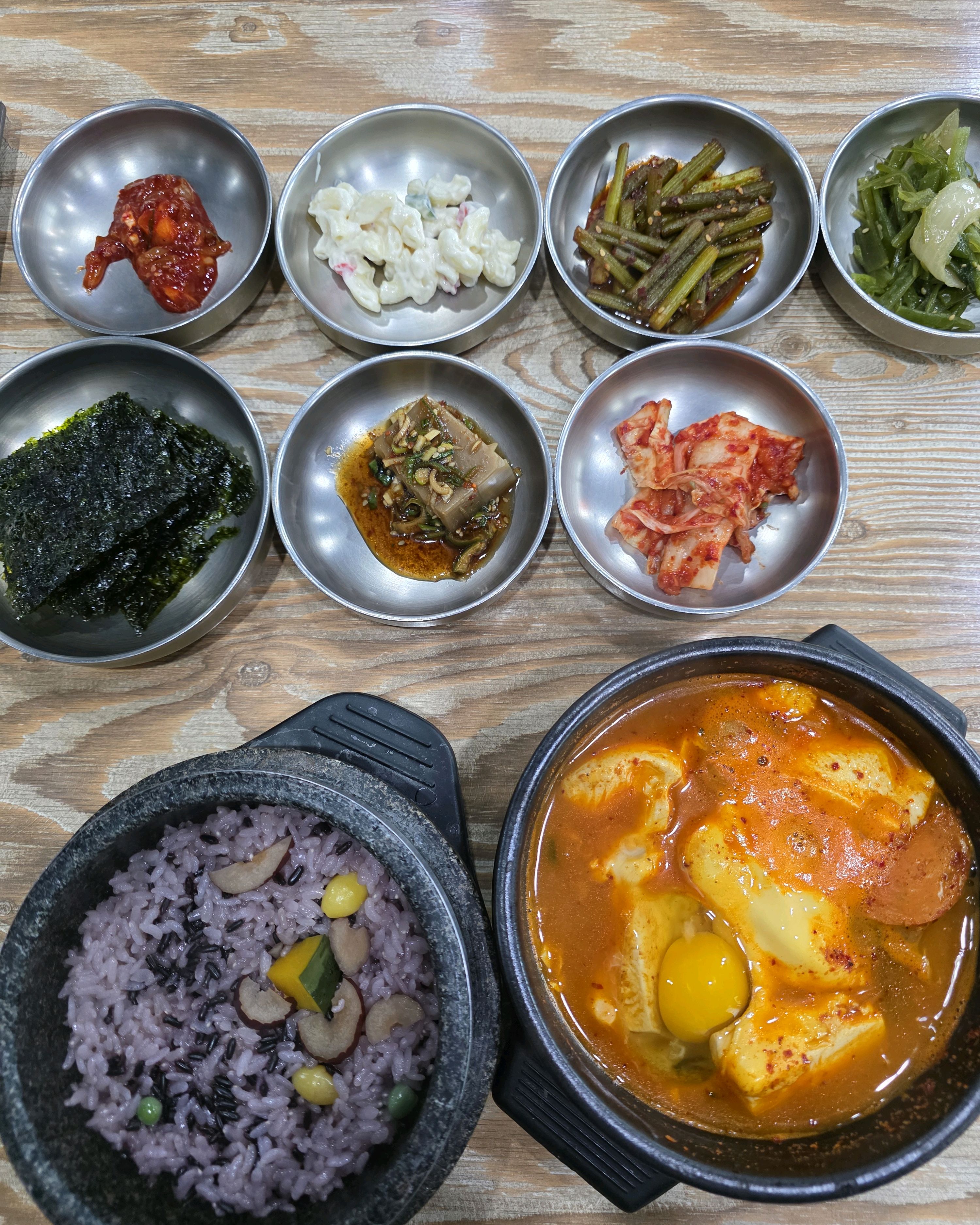 순두부찌개와 돌솥밥 클로즈업