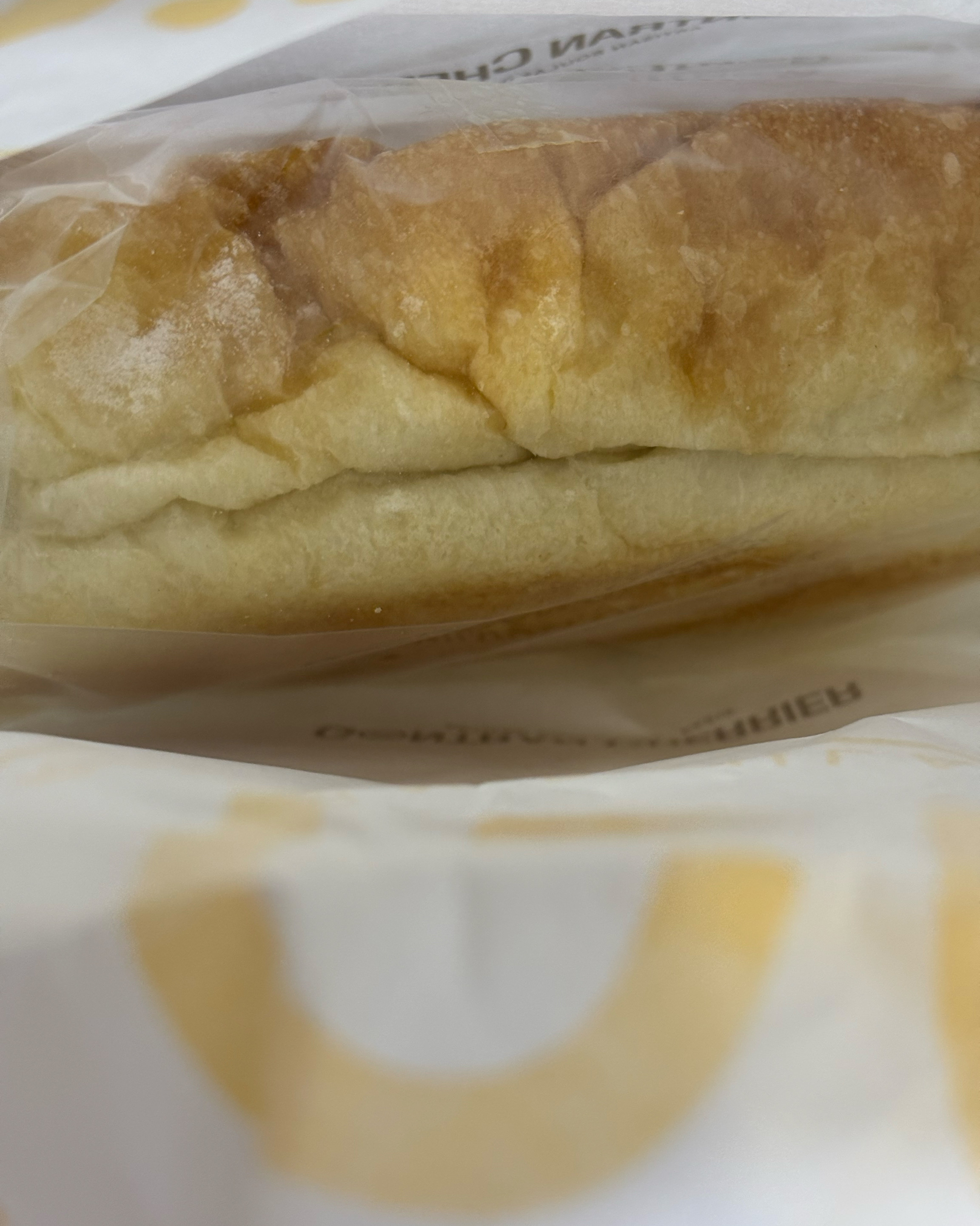 빵과 음료가 놓인 테이블, 야외석으로 보이는 곳