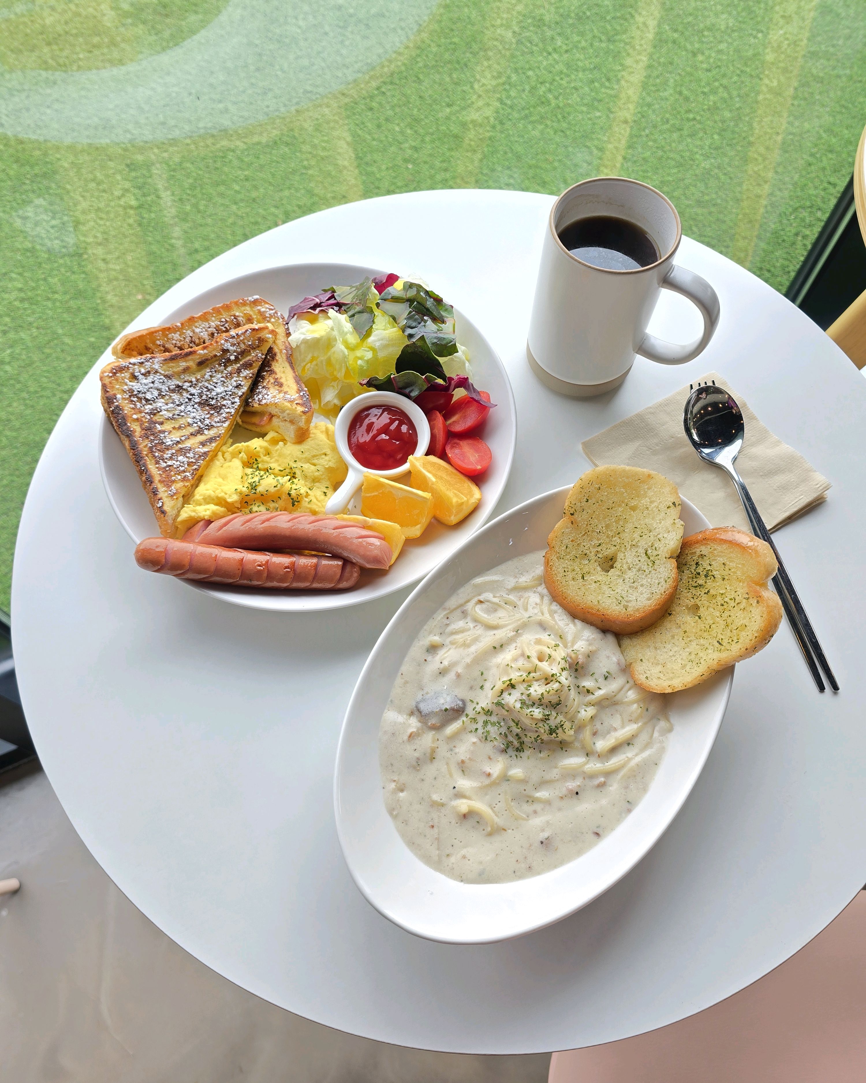 매장 내부의 조명과 전체적인 분위기