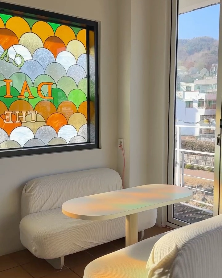 실내 테이블과 창문