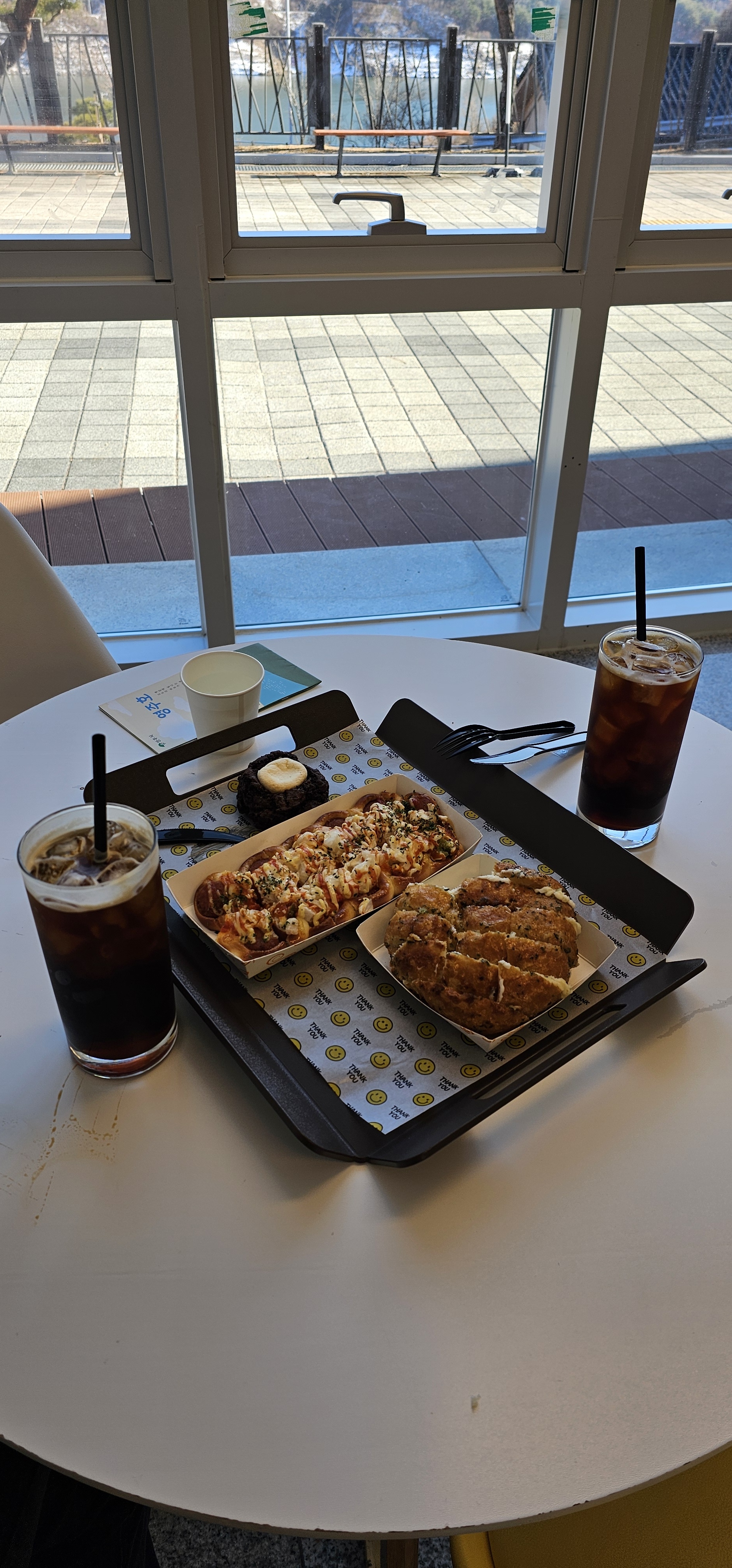 테이블에 놓인 빵과 커피 사진