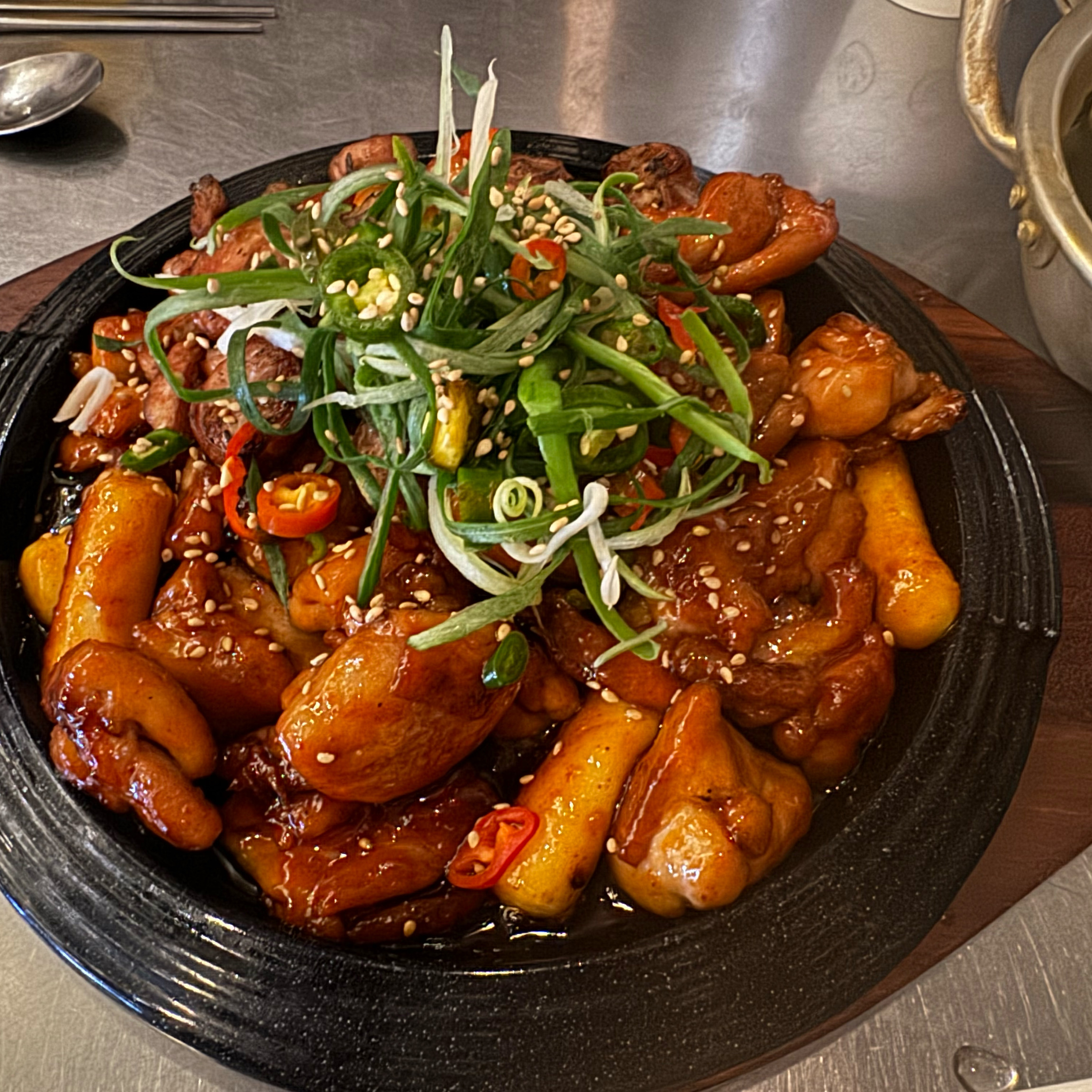 먹음직스러운 양념치킨과 떡볶이