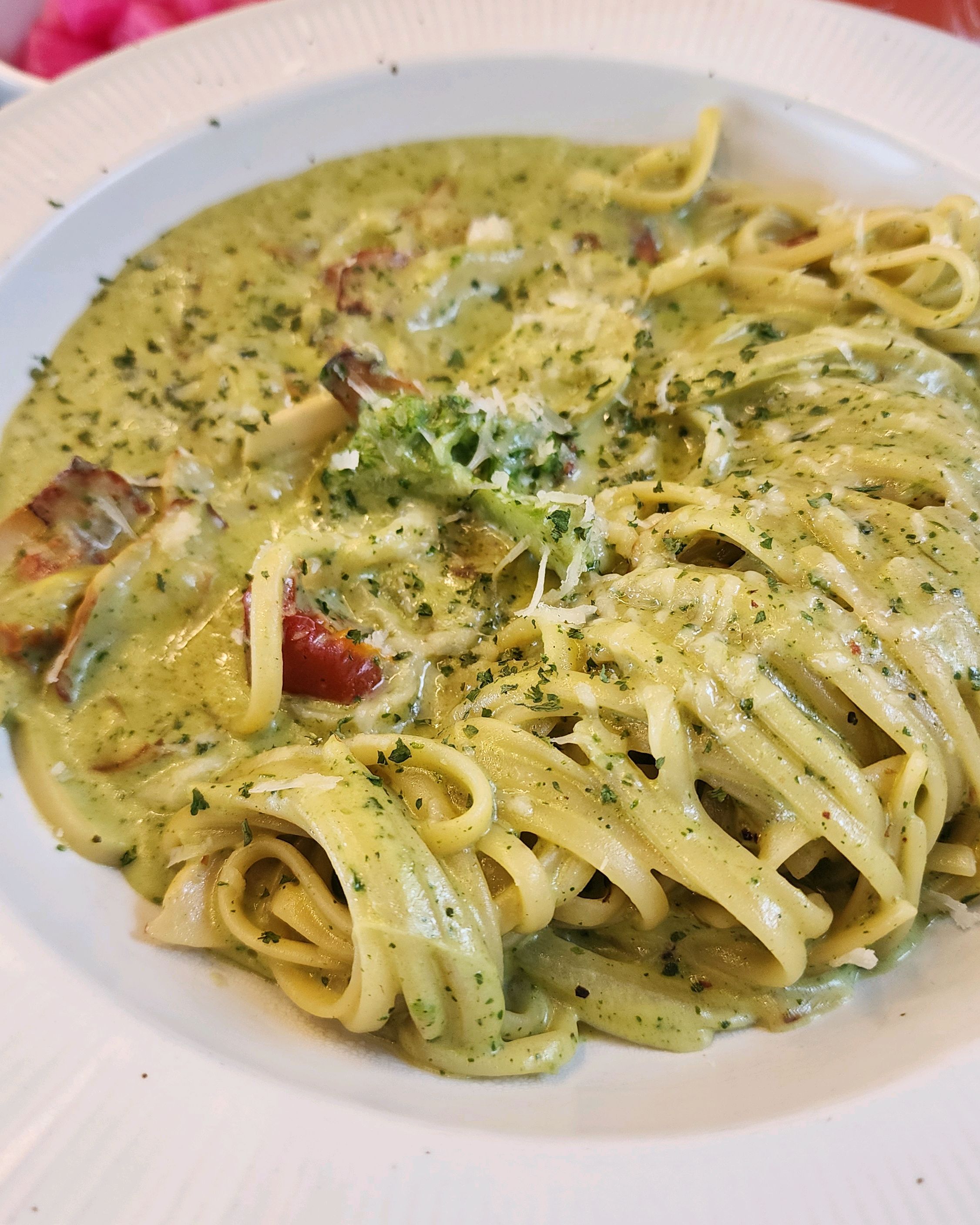 크림 소스로 버무려진 파스타