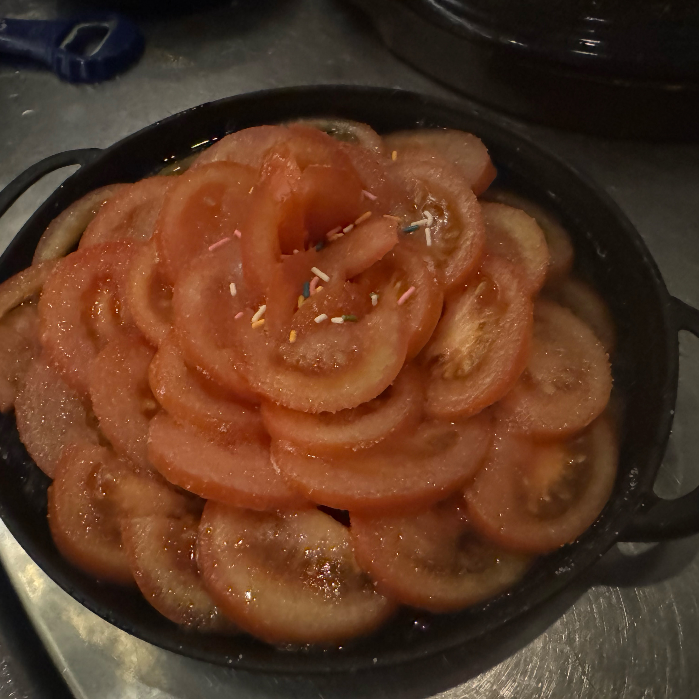 치킨과 떡볶이, 샐러드가 담긴 접시