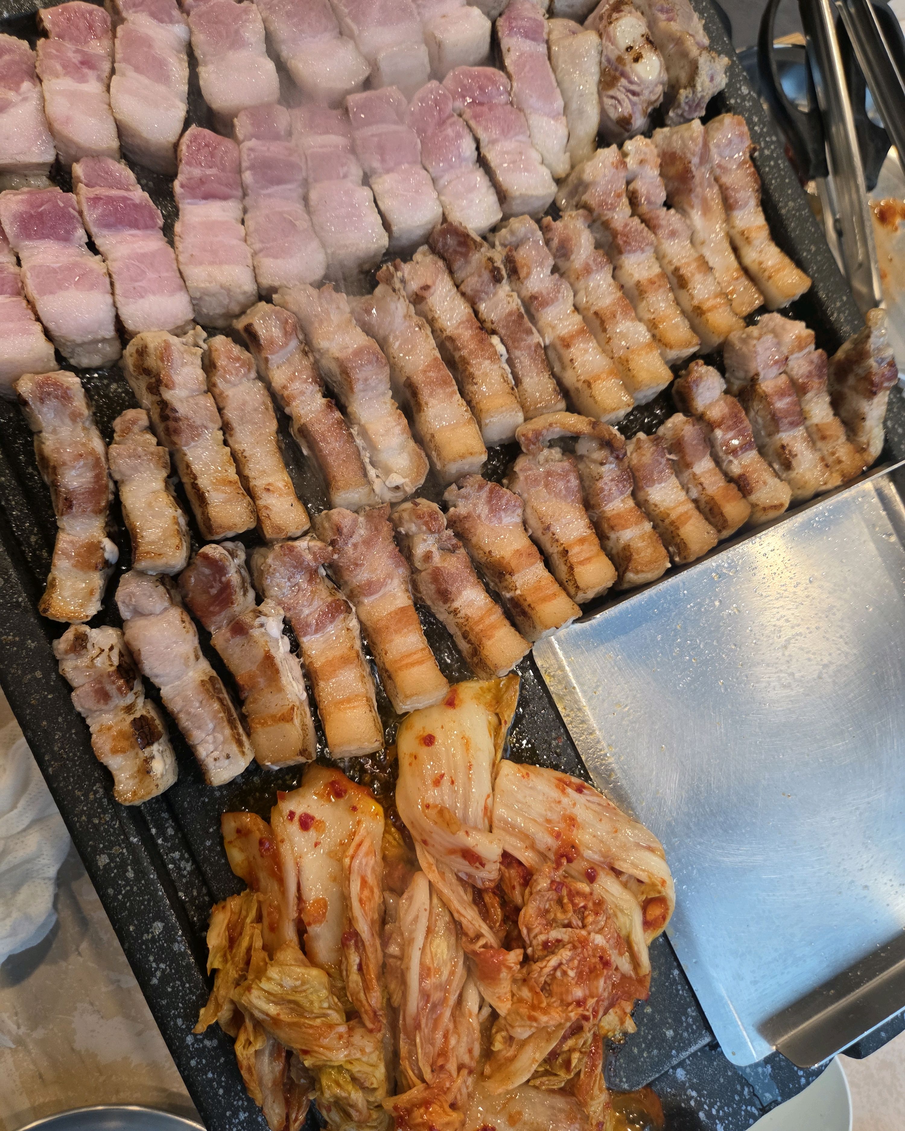 불판 위에 잘 구워진 고기들