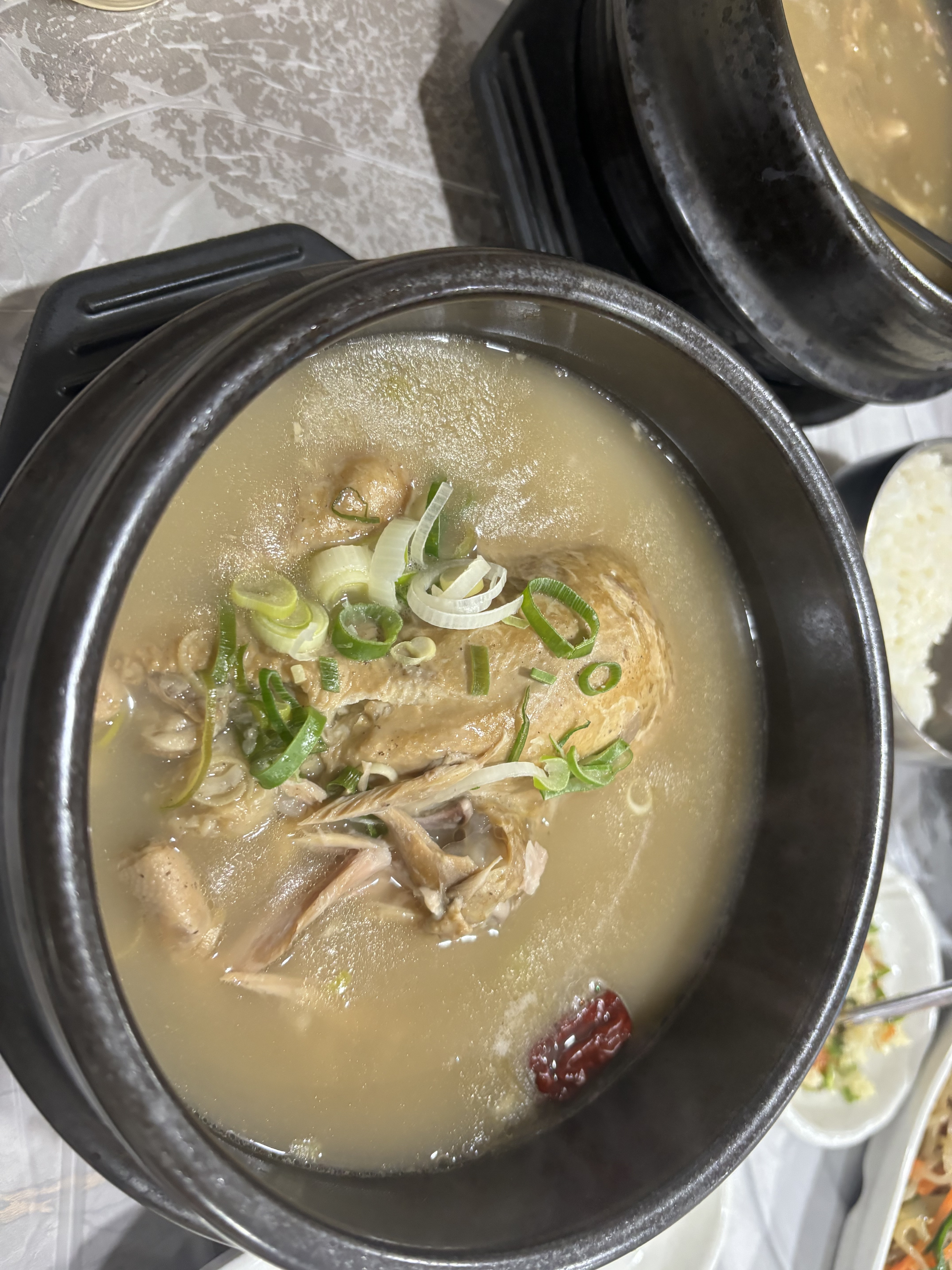 능이죽을 끓이는 모습