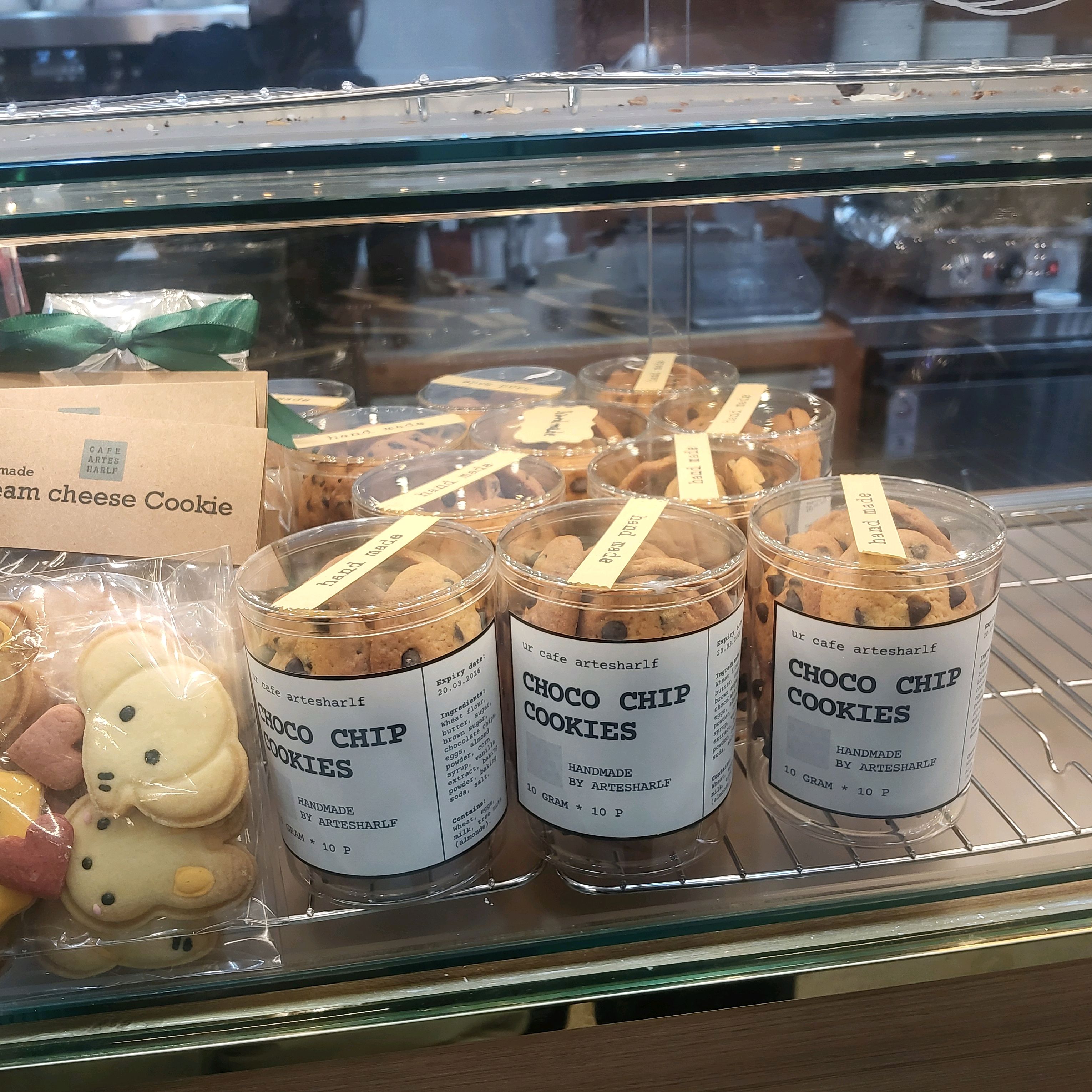 다양한 쿠키와 빵이 진열된 쇼케이스