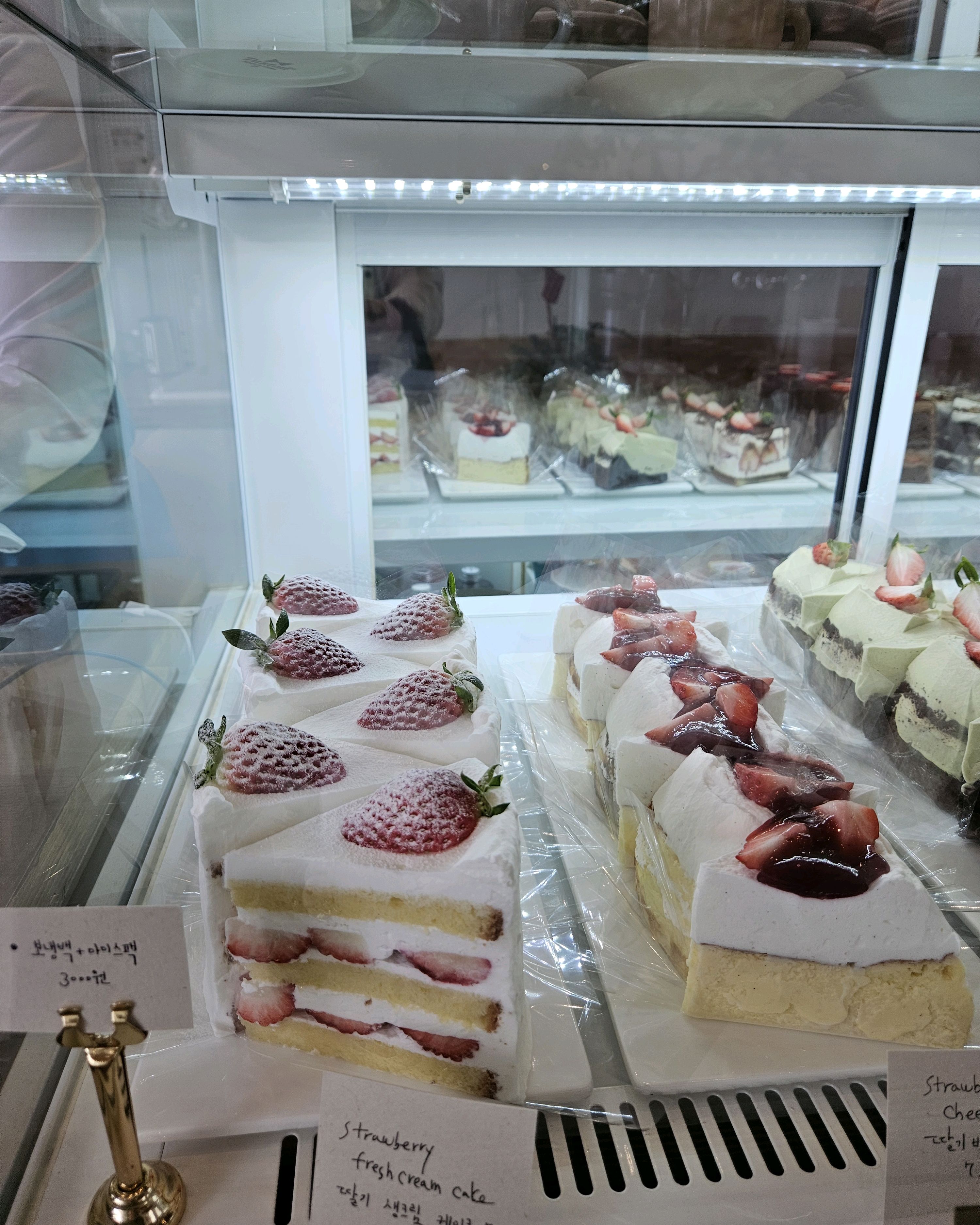 카페 내부의 테이블석