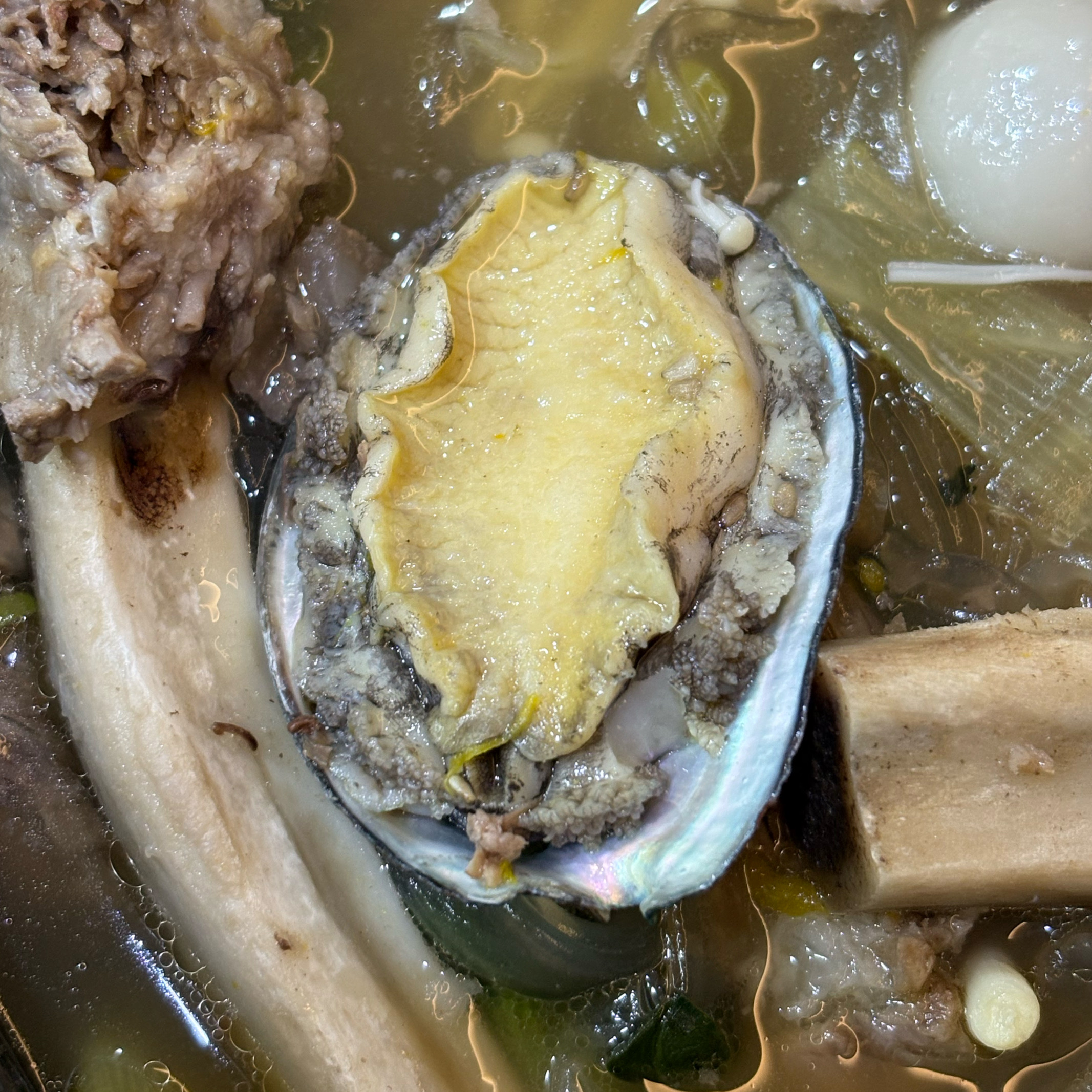 갈비찜의 전복 클로즈업 사진