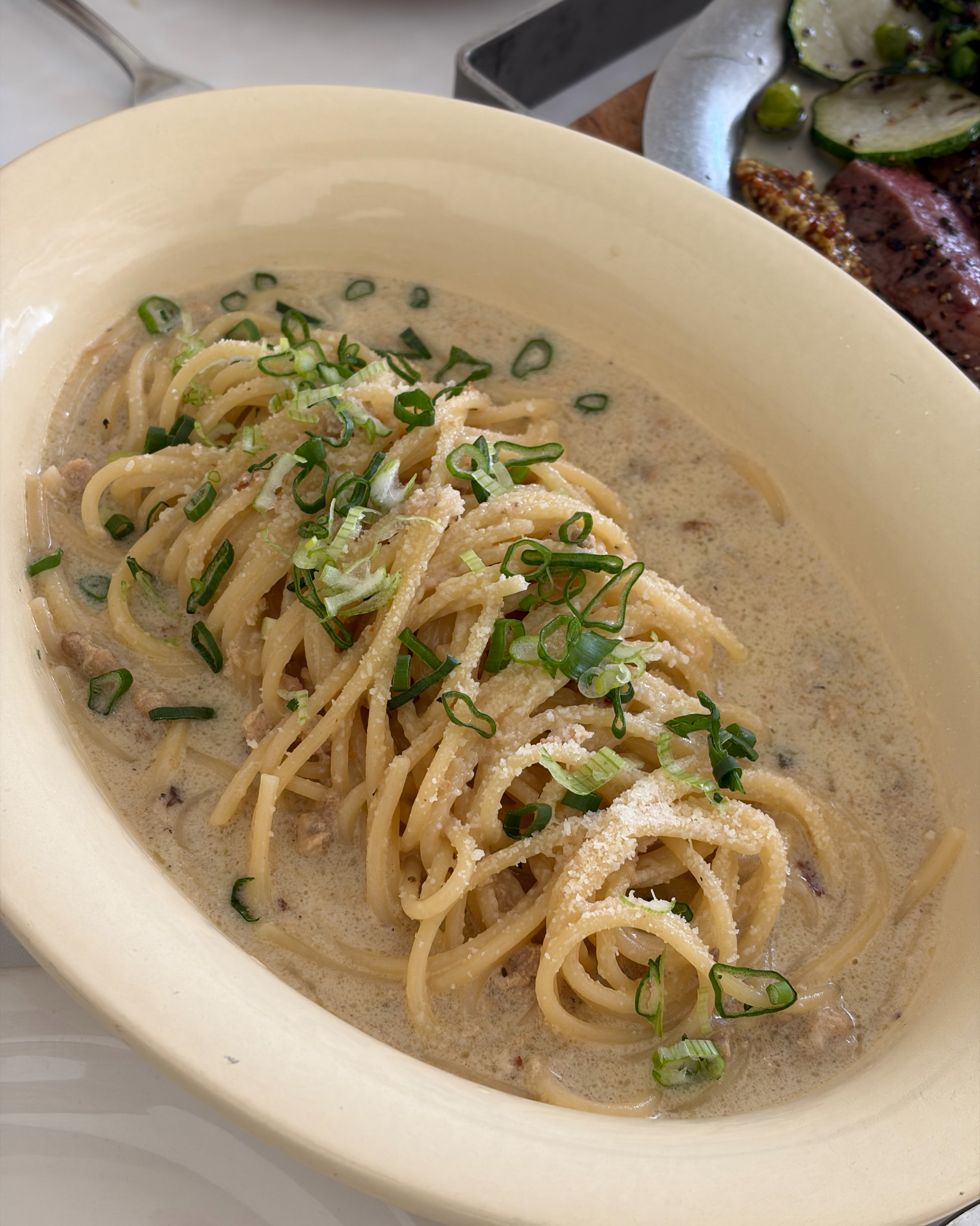 깔끔한 내부와 테이블 세팅